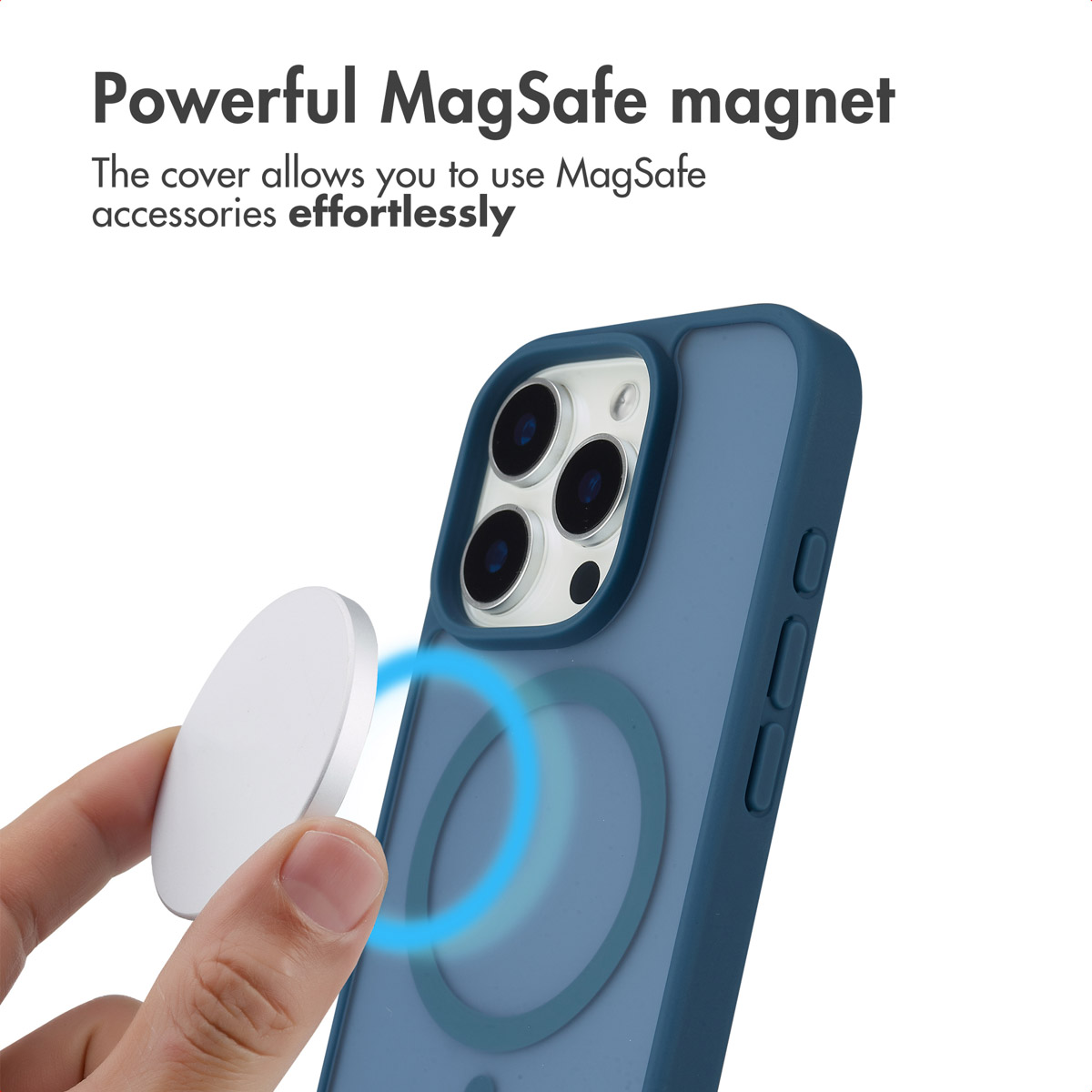 Mano che tiene un magnete MagSafe rotondo vicino a una cover blu per iPhone.