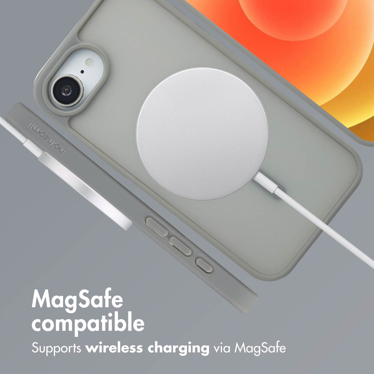Coque de téléphone grise MagSafe et chargeur sans fil sur fond gris, montrant la compatibilité.