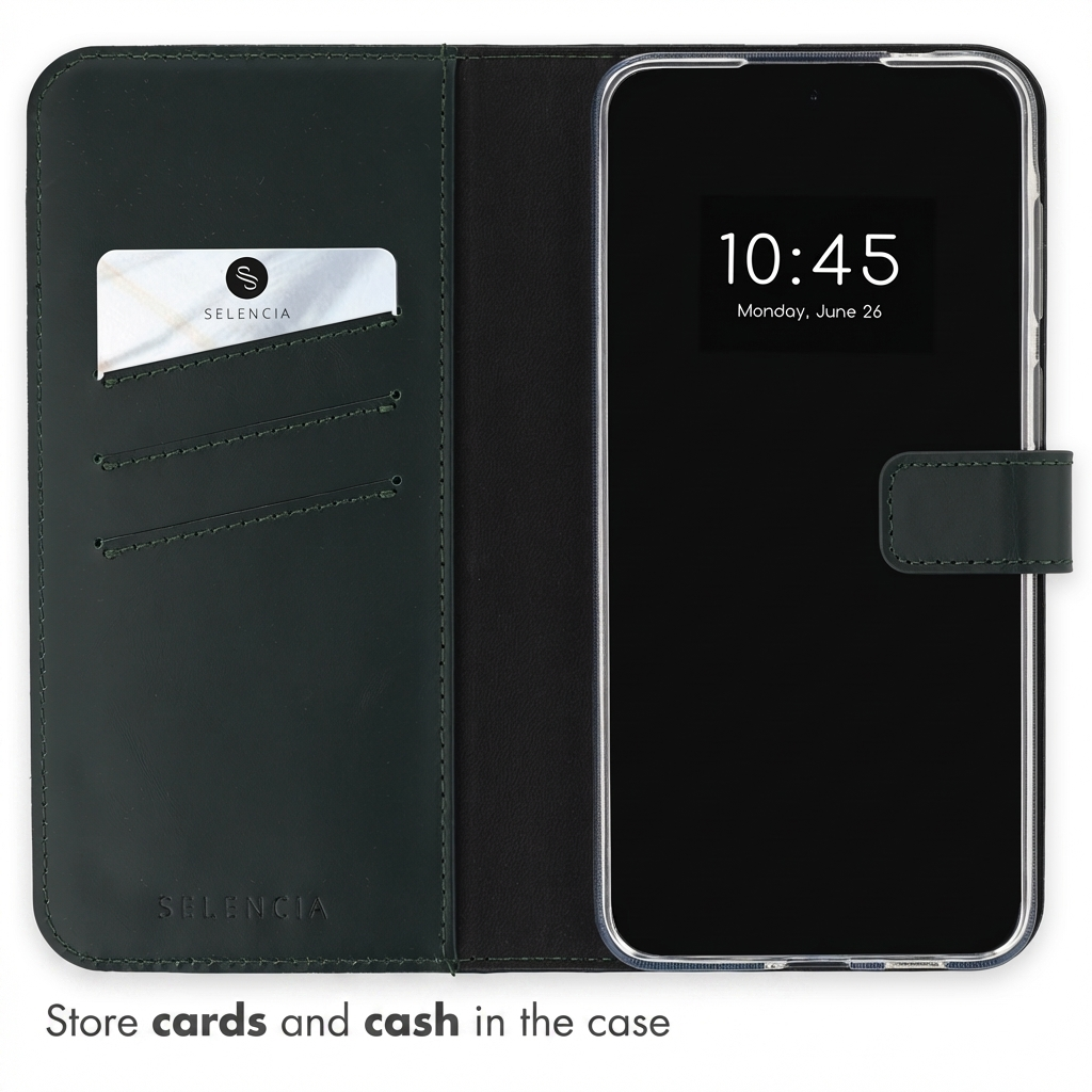 Un étui de téléphone en cuir vert foncé avec des fentes pour cartes et un téléphone affichant 10h45.