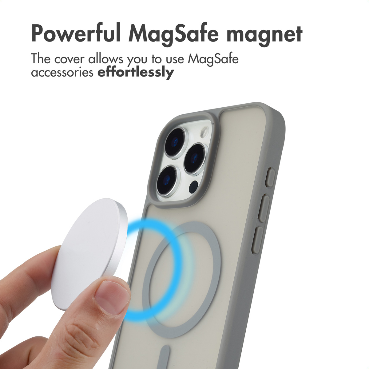 Una mano sostiene un accesorio MagSafe blanco cerca de una funda gris con anillo magnético, destacando la compatibilidad.