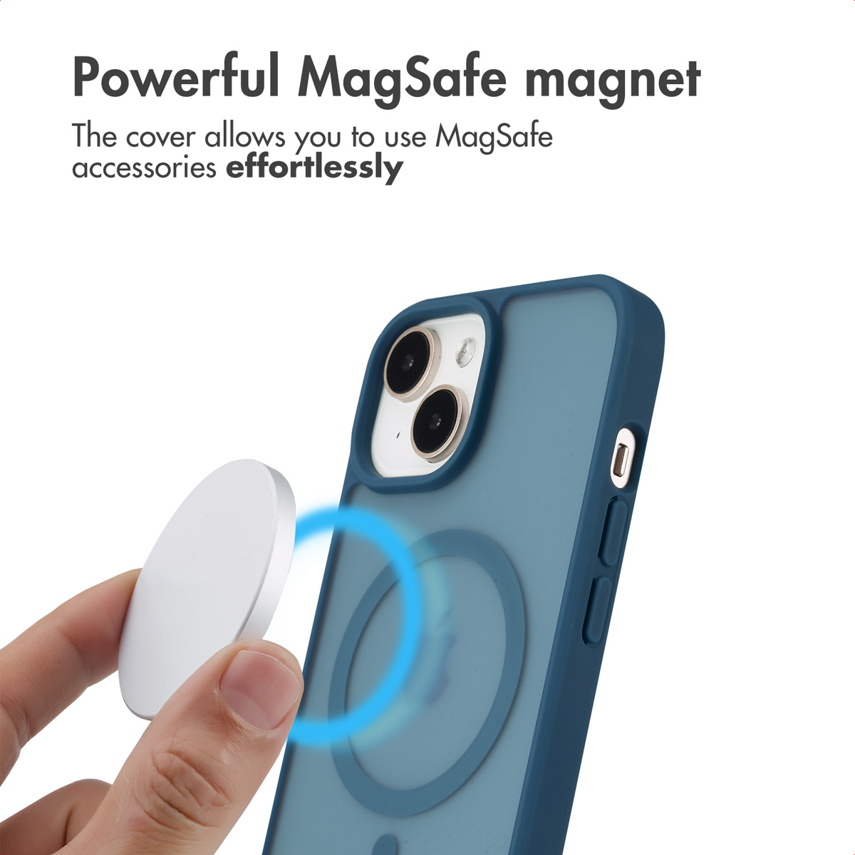 Een hand houdt een ronde magnetische schijf voor een blauw smartphonehoesje met MagSafe-ring.