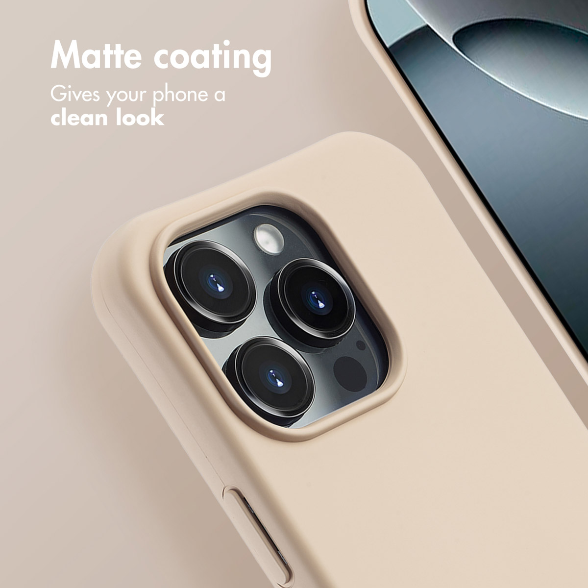 Una custodia opaca beige mostra la tripla fotocamera. Testo a sinistra.
