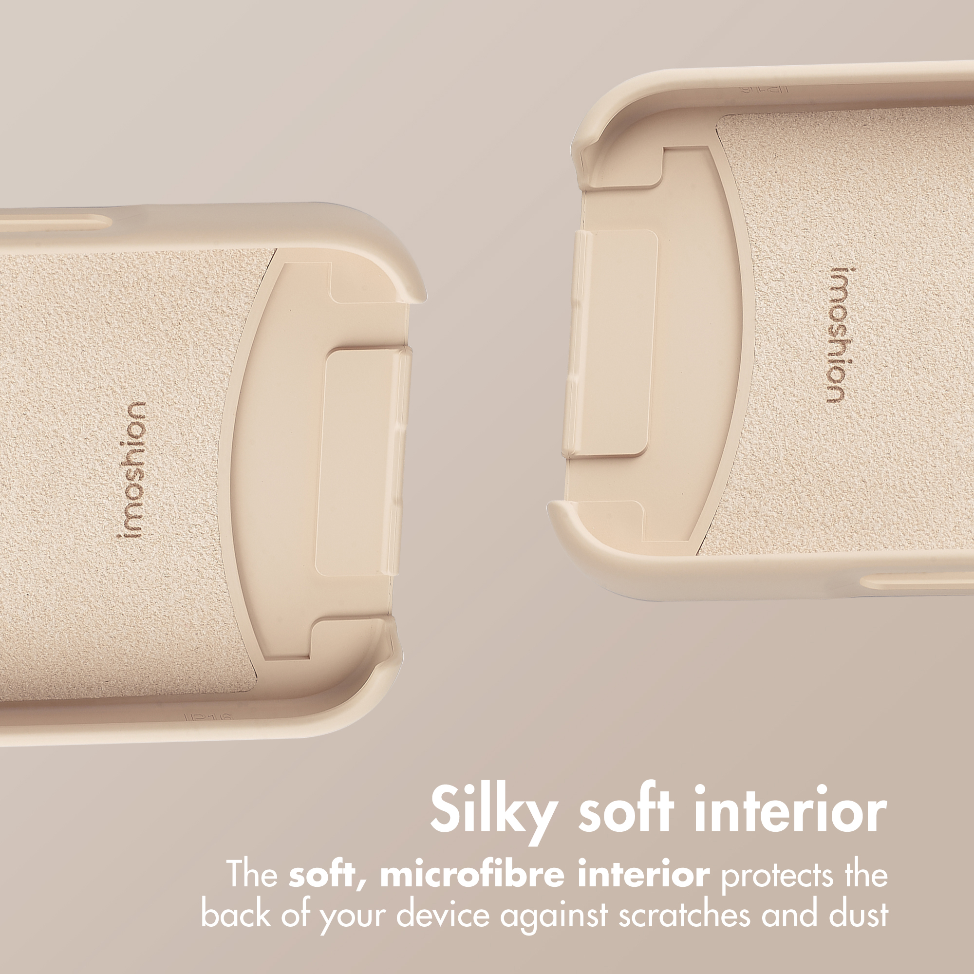 Due custodie per telefono beige mostrano il morbido interno in microfibra e il testo Silky soft interior.