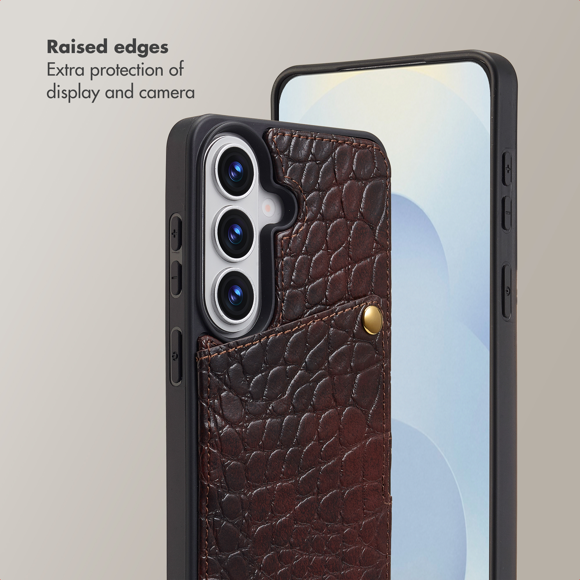 Smartphone con funda de cuero marrón de cocodrilo, bolsillo para tarjetas y triple cámara.