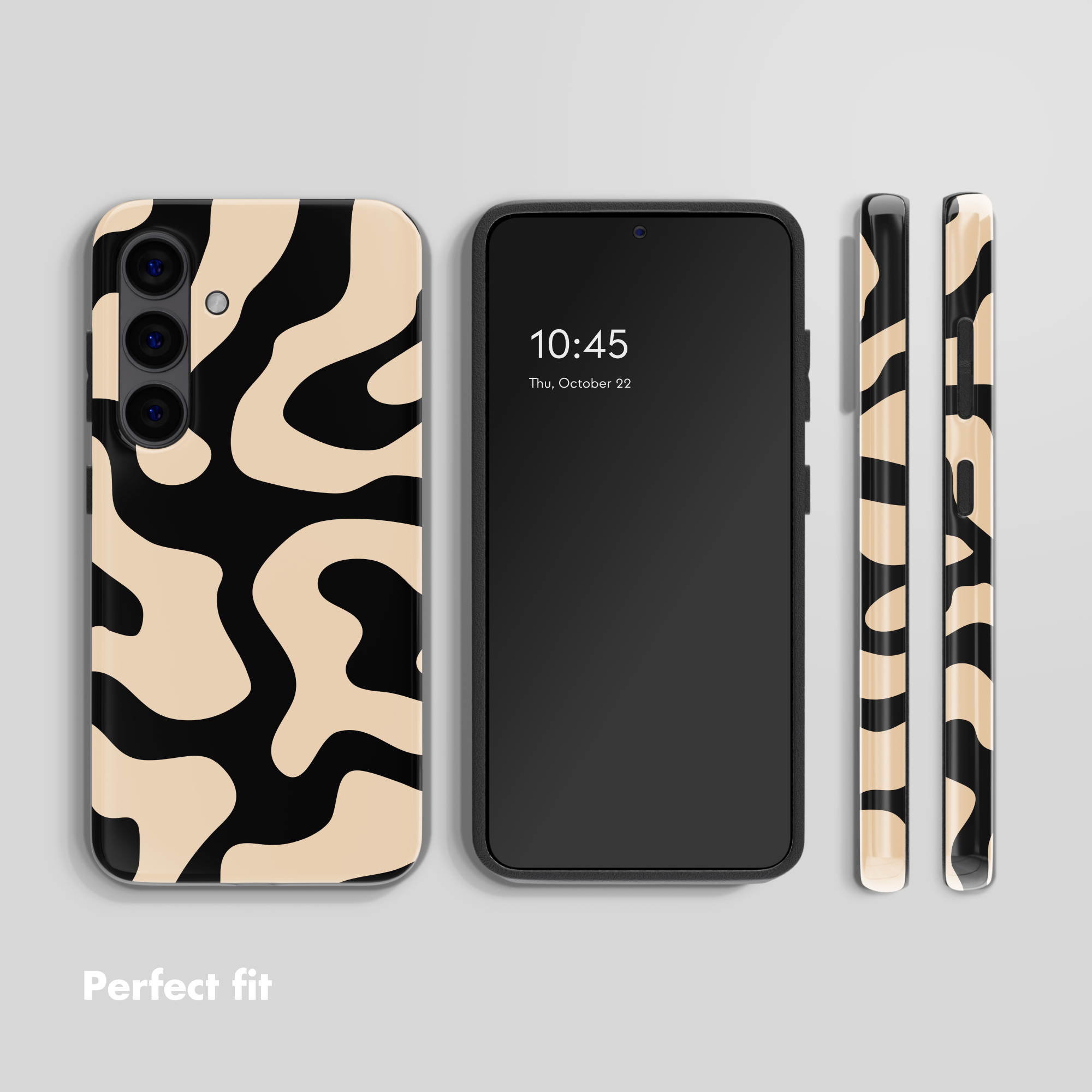 Ein Smartphone mit einer schwarz-beigen Fleckenmuster-Schutzhülle auf einem grauen Hintergrund.