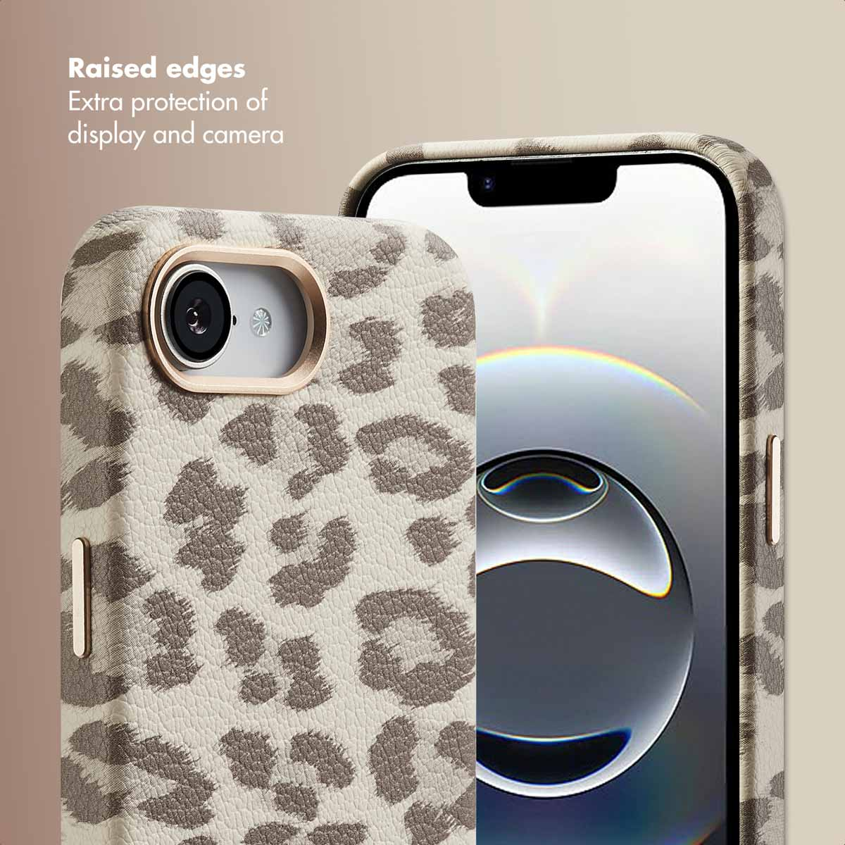 Smartphone in una custodia beige con stampa leopardata, che mostra bordi rialzati per proteggere schermo e fotocamera.