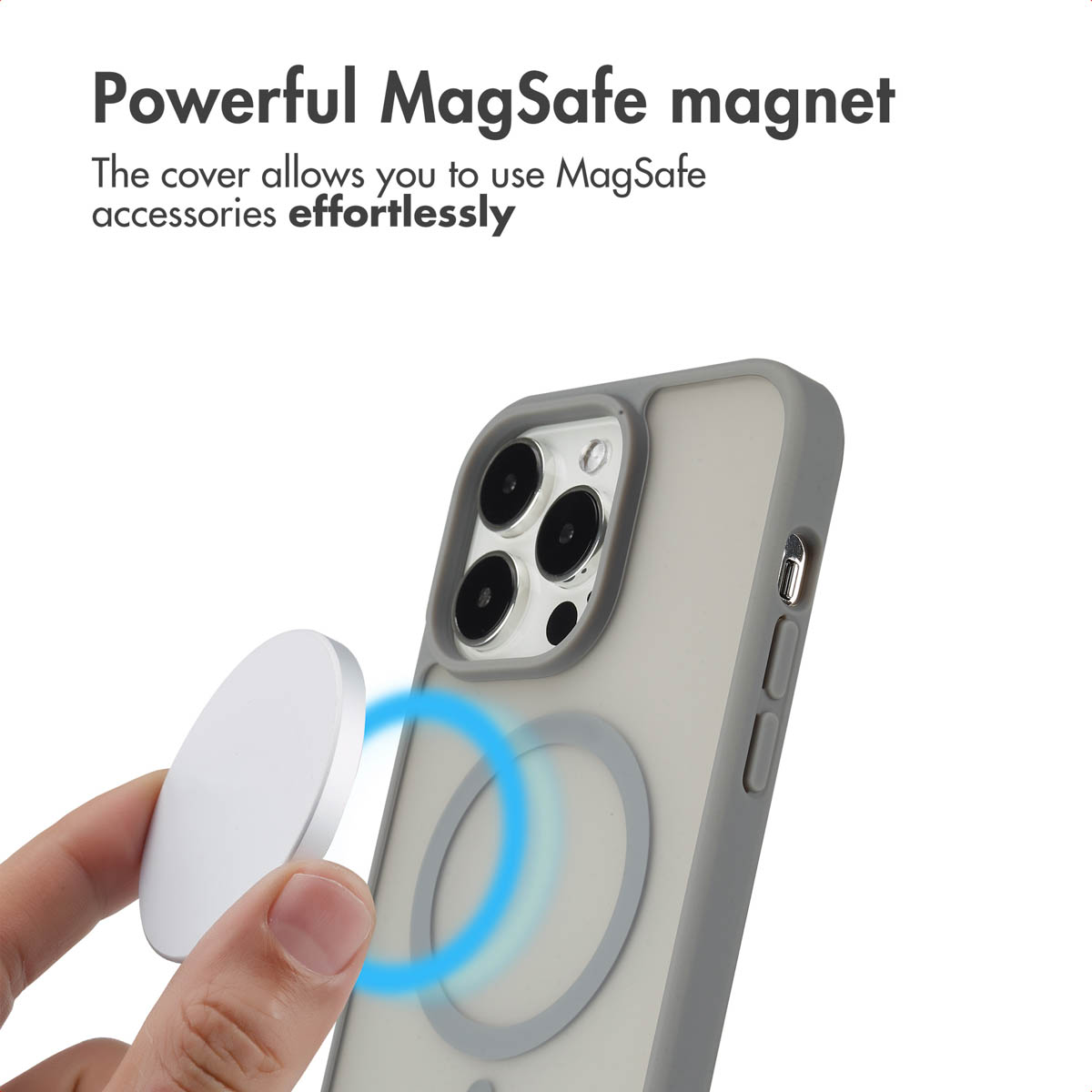 Eine Hand hält ein weißes MagSafe-Zubehör in der Nähe einer grauen Hülle.