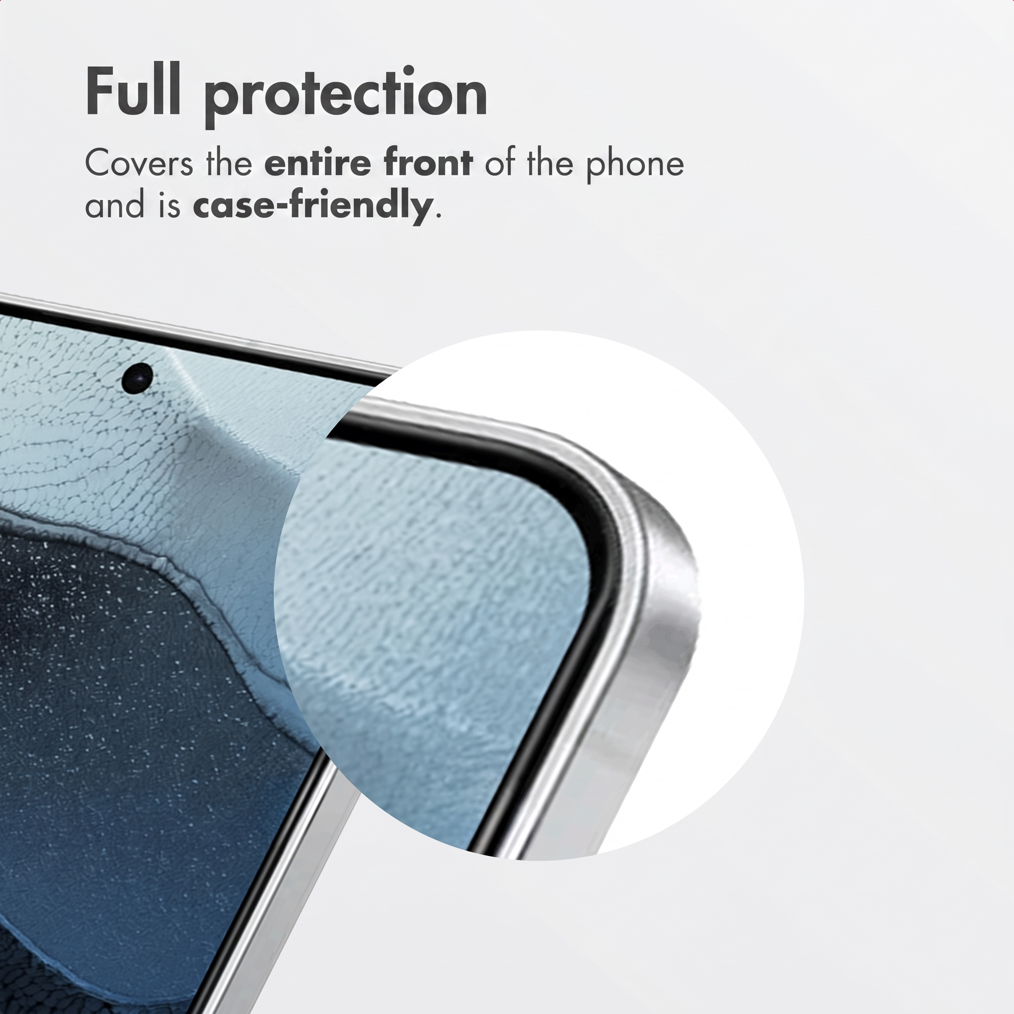 Close-up van de rand van een smartphonescherm met een vergrootglas dat een beschermhoes toont.