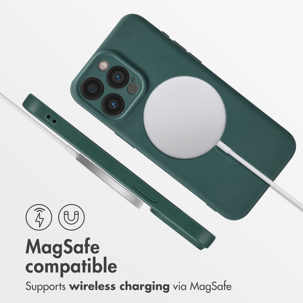 Funda de teléfono verde oscura con un cargador MagSafe blanco en la parte trasera y texto.
