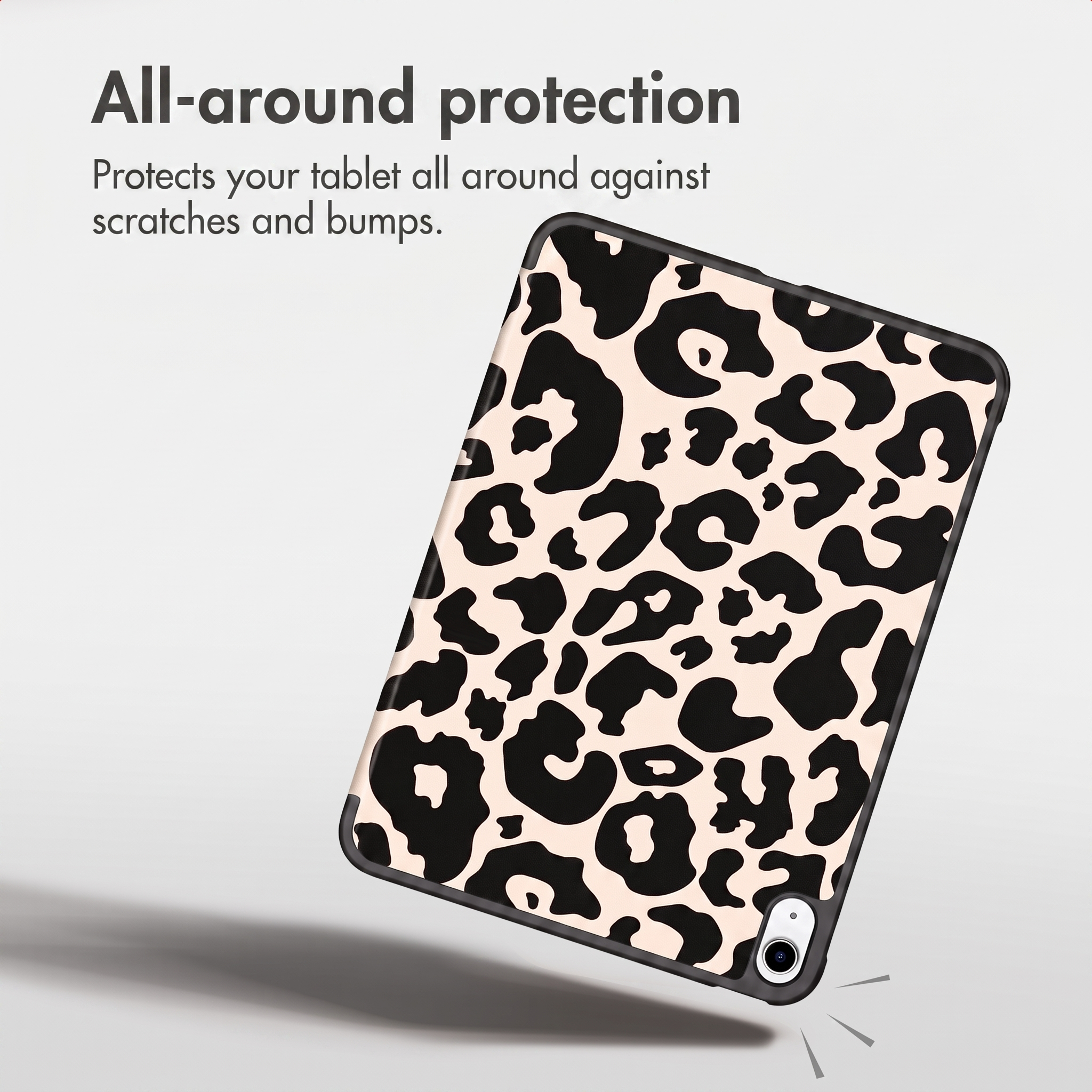 Un tablet in custodia nera con stampa leopardo beige e nera e testo protettivo sopra.