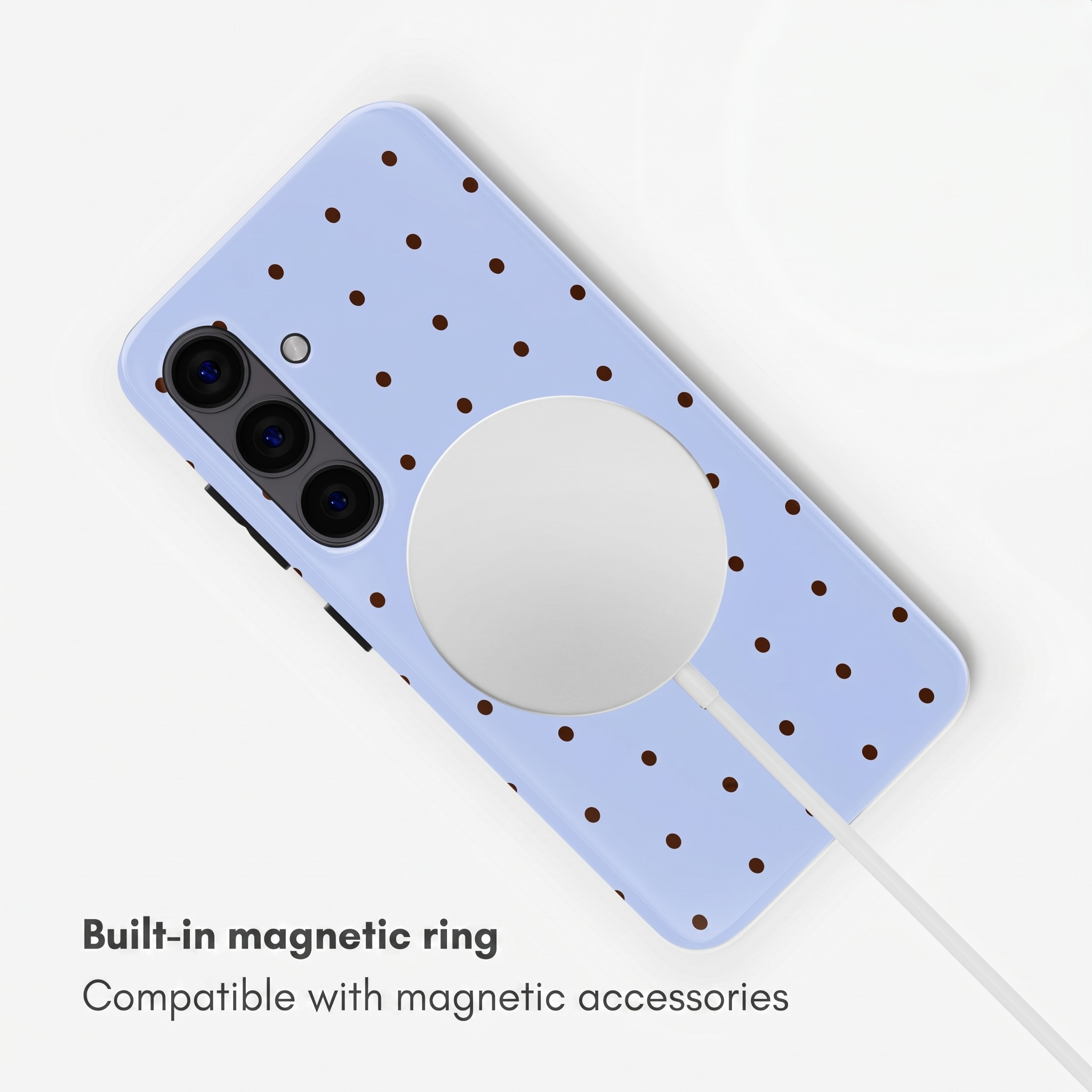 Eine hellblaue Handytasche mit braunen Punkten und einem magnetischen Ladering.