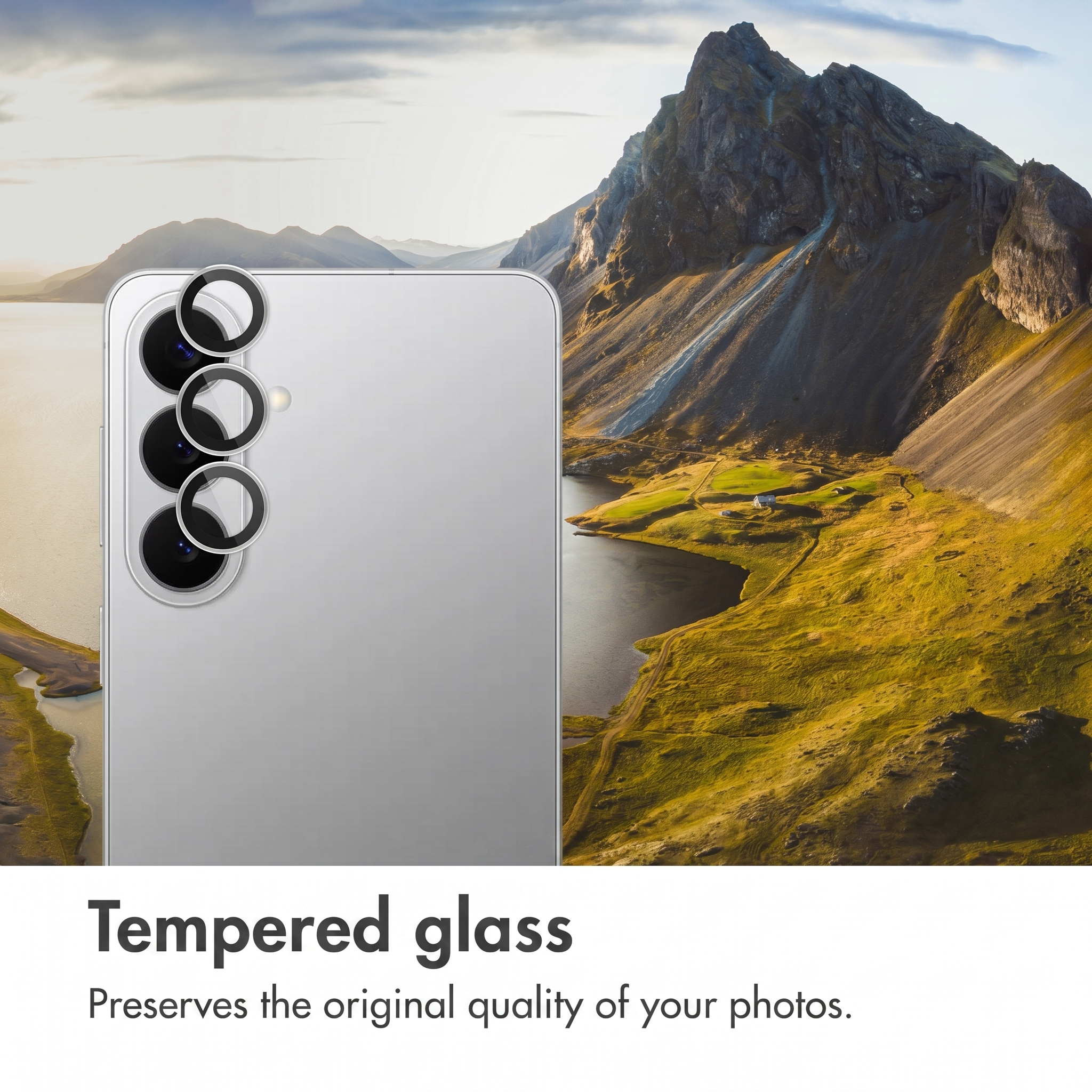 Retro di uno smartphone argento con tre obiettivi fotografici davanti a un paesaggio di montagna e lago.