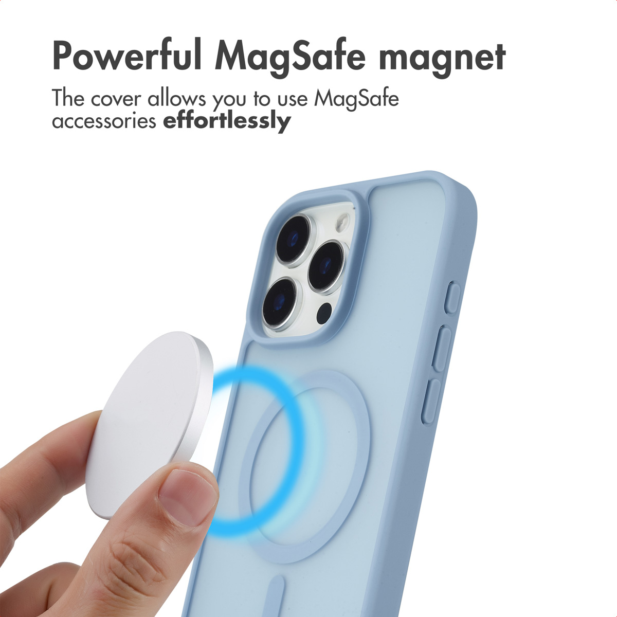 Mano sosteniendo un disco MagSafe redondo cerca de una funda azul claro con texto arriba.