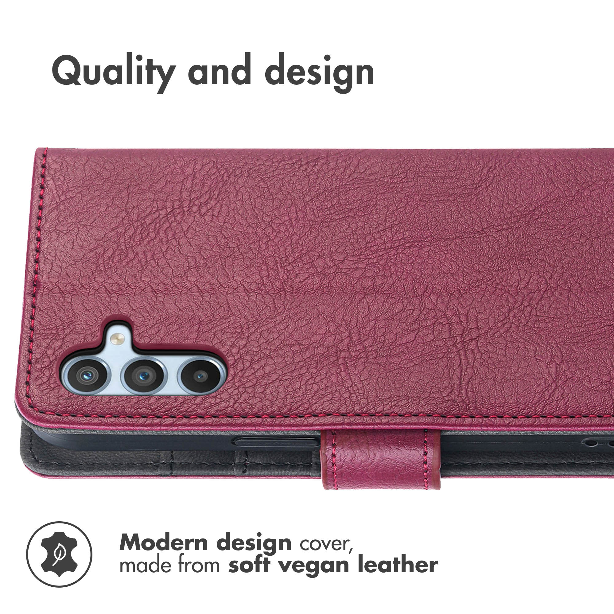 Étui de téléphone en cuir vegan bordeaux avec découpe pour appareil photo et texte.
