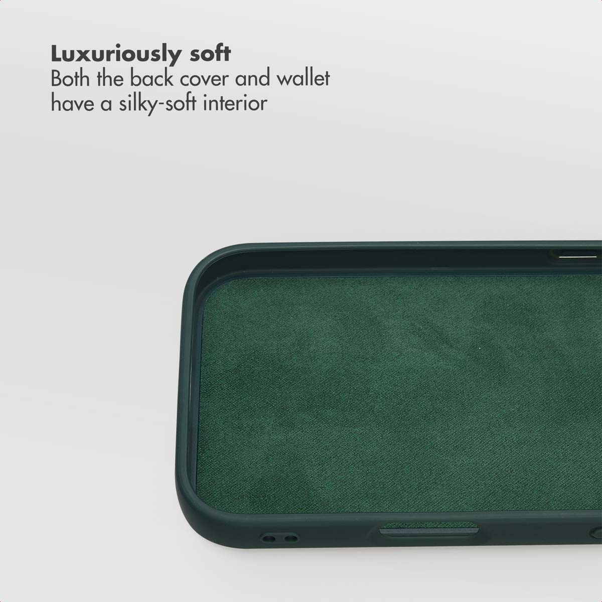 Funda de teléfono verde oscura con interior de terciopelo suave. Texto arriba.