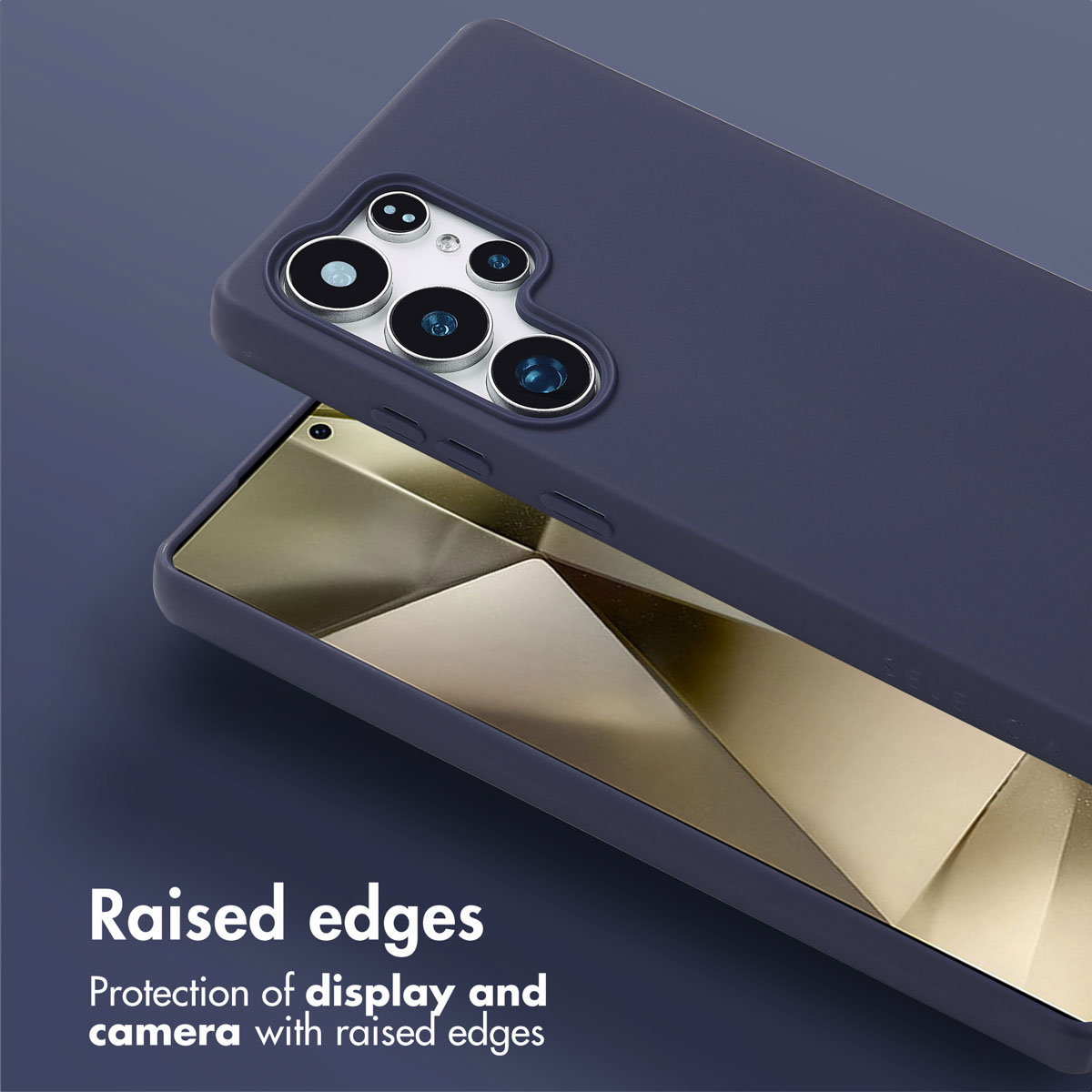 Una cover viola scuro protegge un telefono con schermo dorato e bordi rialzati attorno alla fotocamera e al display.