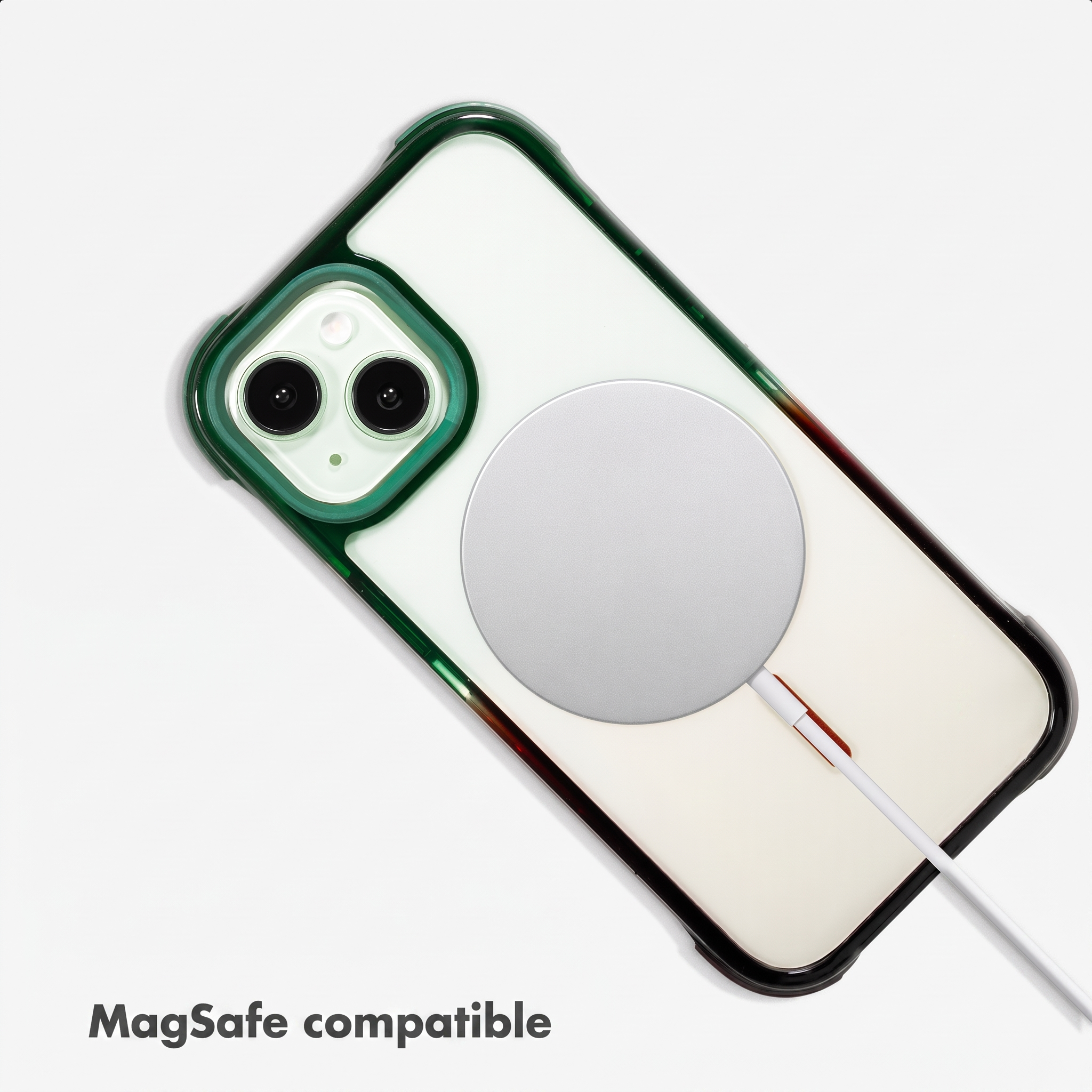 Een smartphone in een groene hoes met een ronde zilveren MagSafe-oplader aan de achterkant tegen een witte achtergrond.