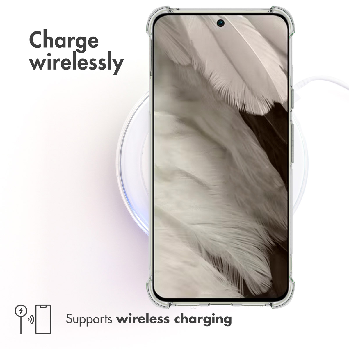 Uno smartphone su una base di ricarica wireless bianca con testo.