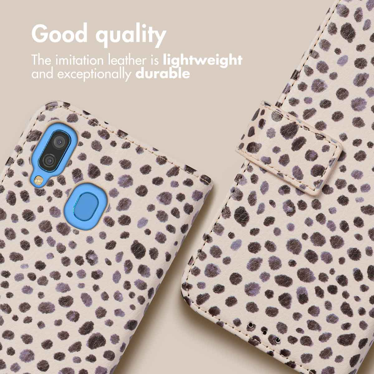 Custodia per telefono leopardata in ecopelle con dettagli della fotocamera blu.