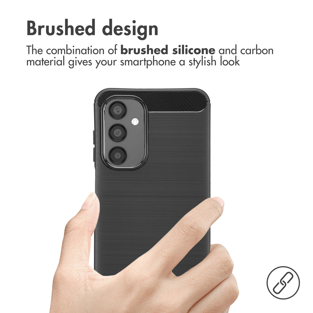 Mano sosteniendo un smartphone negro con funda de silicona cepillada y carbono, mostrando la cámara trasera.