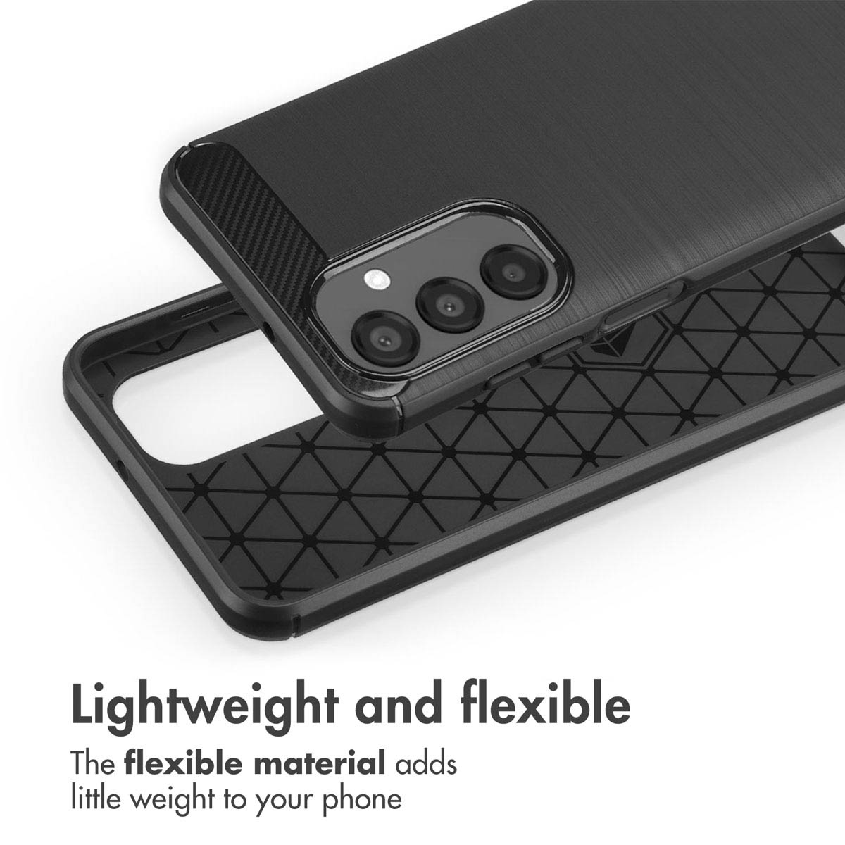 Funda de teléfono negra y flexible con textura cepillada y recorte para cámara triple.