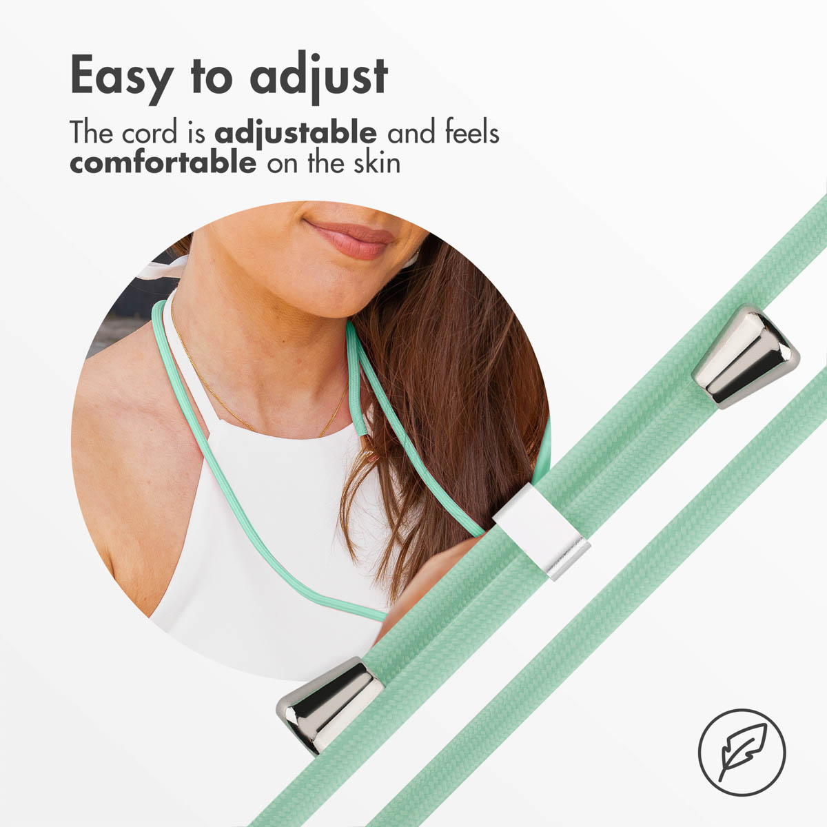 Primer plano de un cordón verde menta ajustable con extremos de metal plateado, alrededor del cuello de una mujer.