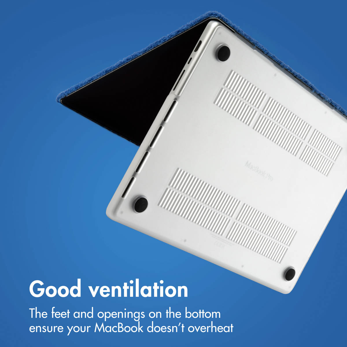 Vista inferior de un MacBook con ranuras de ventilación y patas, funda azul, sobre fondo azul.