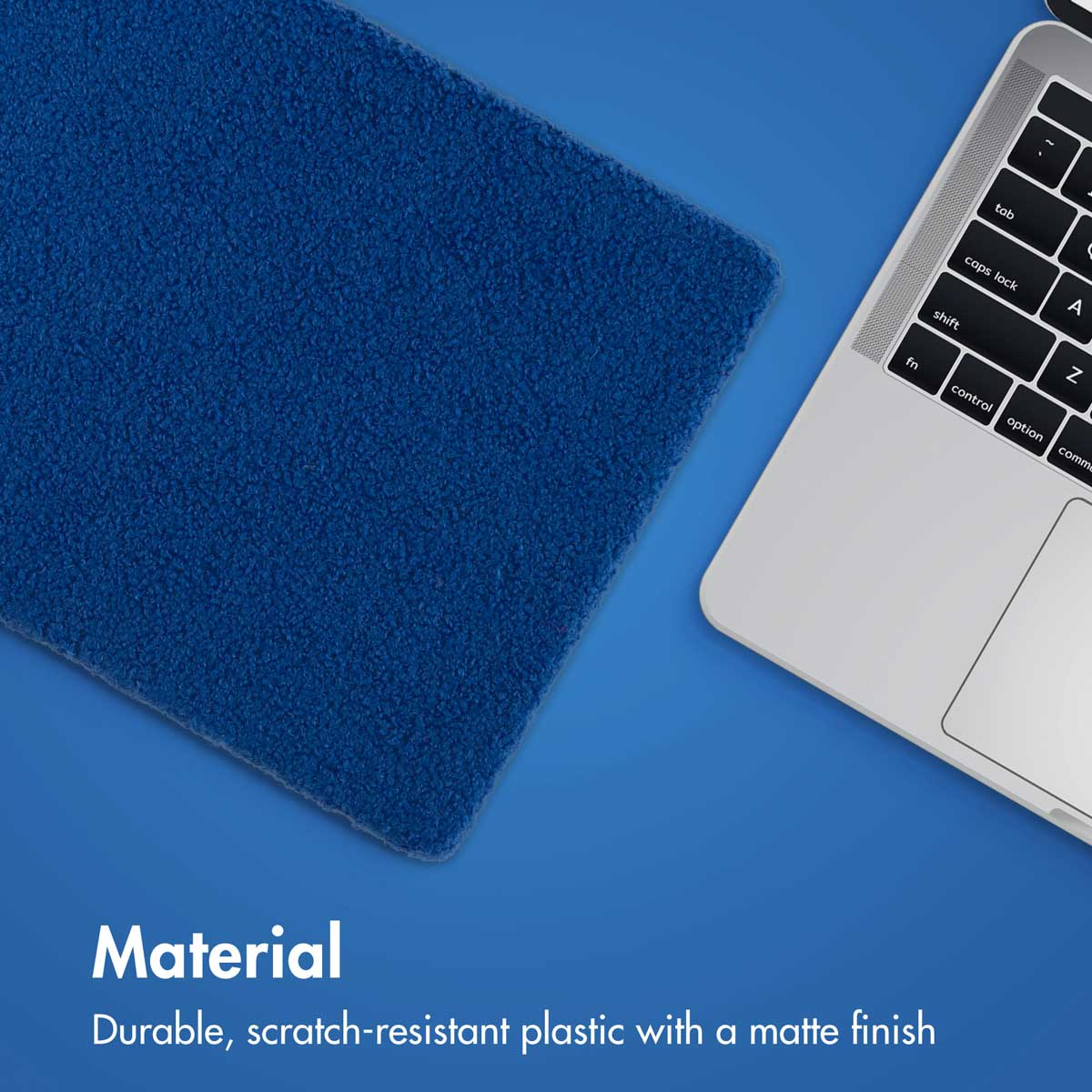 Una almohadilla azul texturizada junto a la esquina de una laptop sobre fondo azul, con texto sobre el plástico.