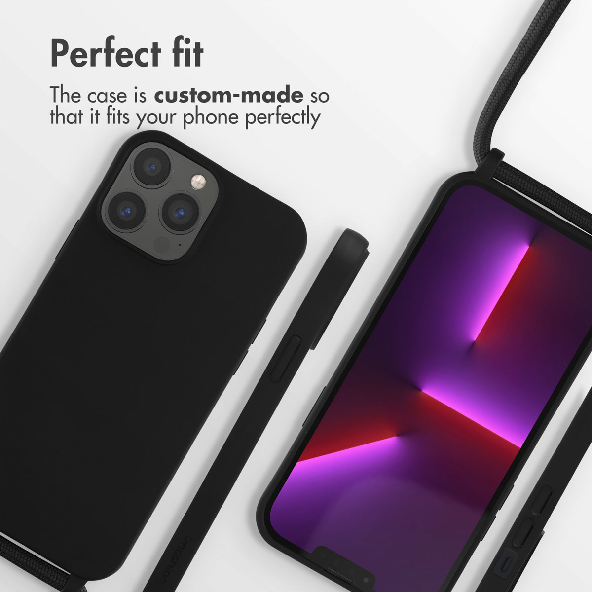 Un smartphone noir dans une coque sur mesure avec lanière, montrant l'arrière et l'avant avec du texte.