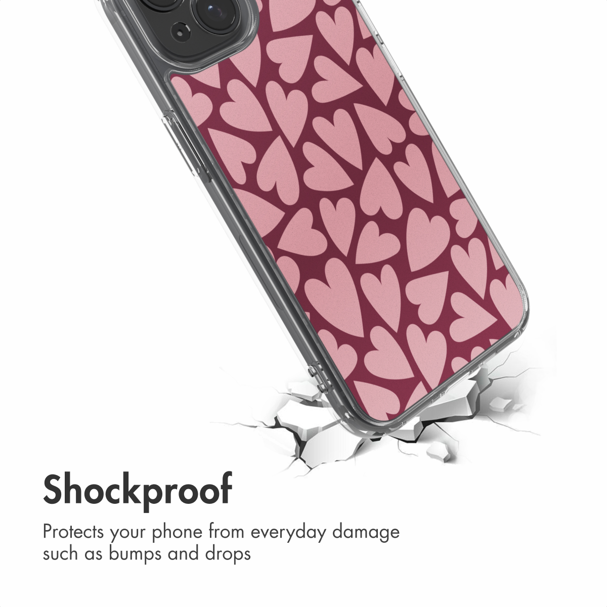 Schokbestendig hoesje met roze hartjes op rode achtergrond op een gebarsten ondergrond.