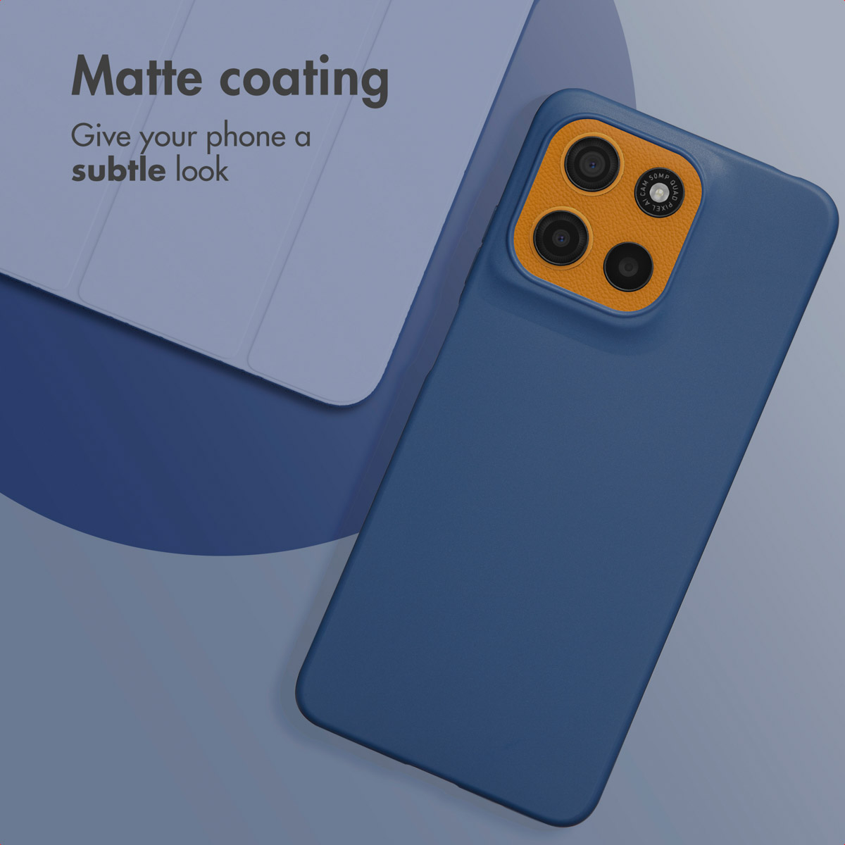 Funda de móvil azul con marco de cámara naranja y texto sobre fondo azul claro.