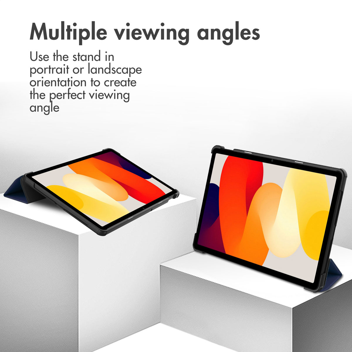 Twee tablets in standaards tonen flexibele kijkhoeken op witte sokkels.