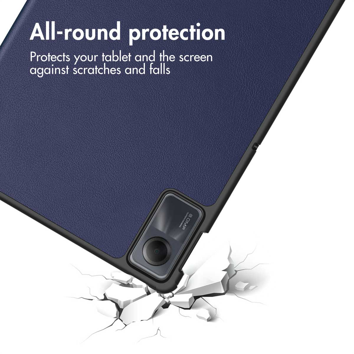 Blauwe tablethoes met tekst "All-round protection" en camera-uitsparing boven een gebarsten wit oppervlak.
