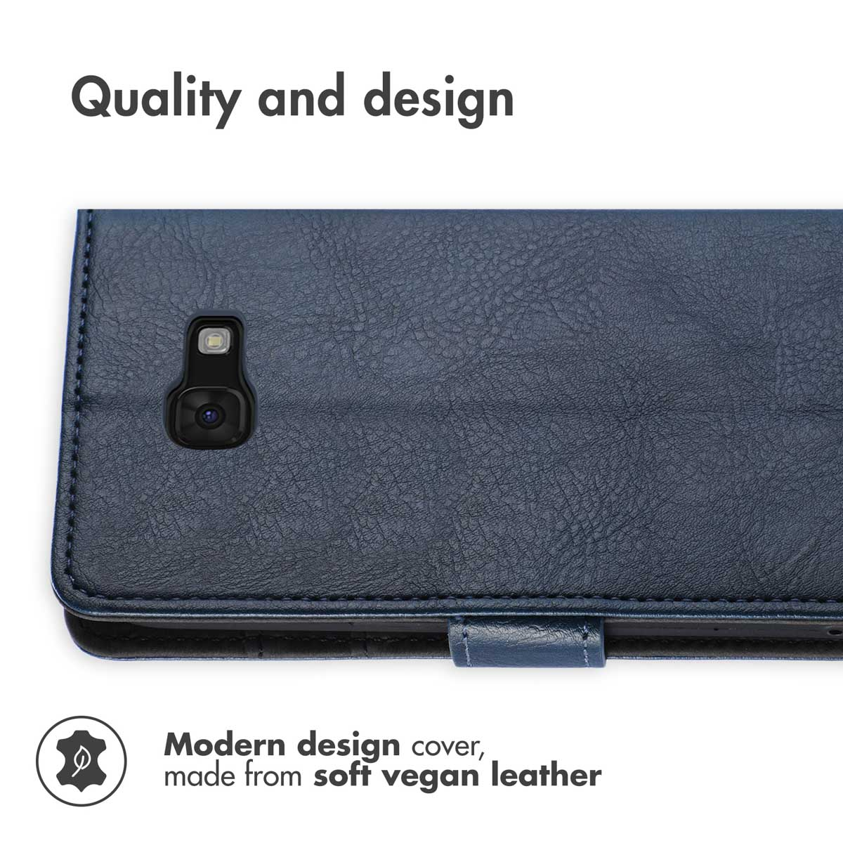 Une coque en cuir vegan bleu avec découpe pour appareil photo et texte.