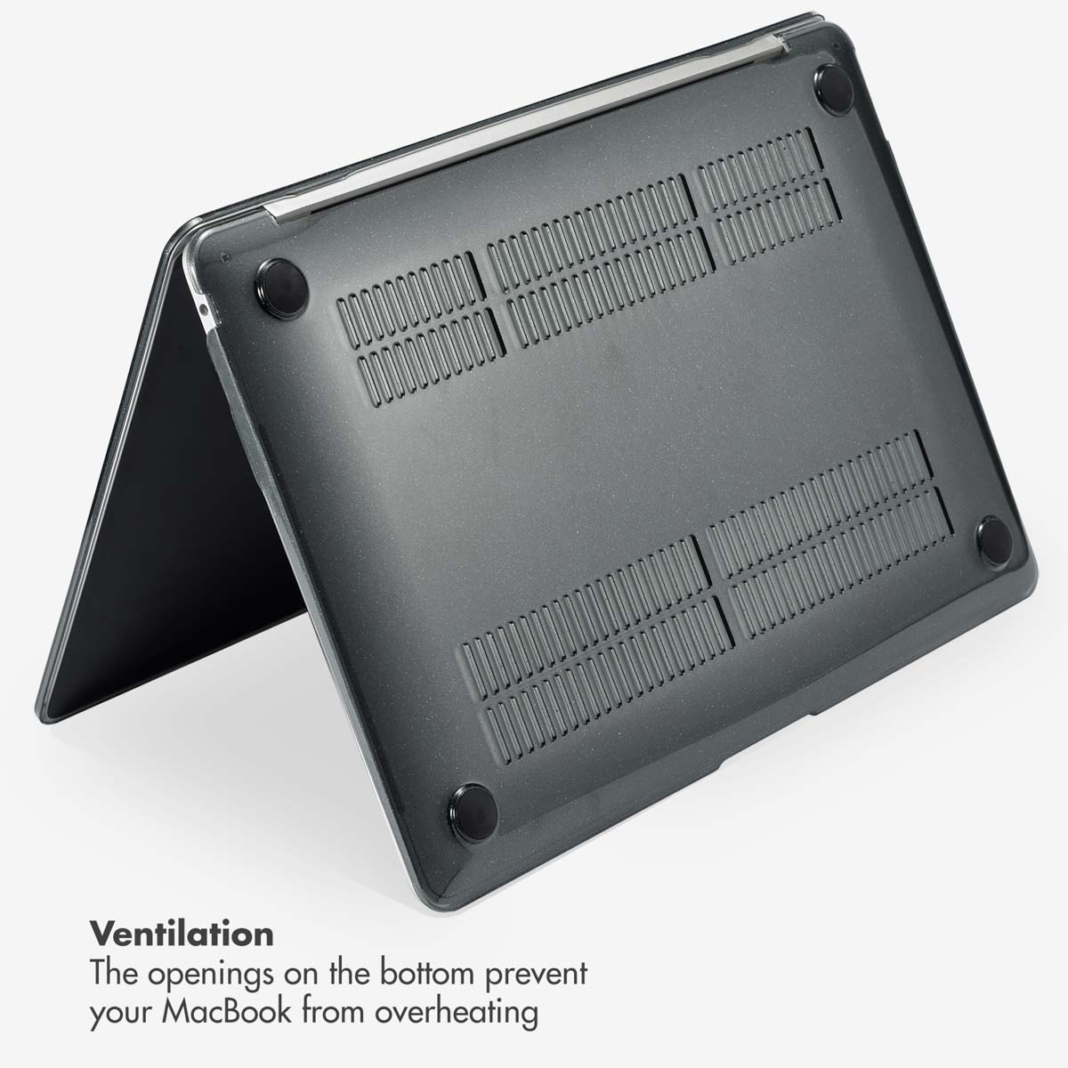 Una funda protectora de plástico negro para MacBook muestra ranuras de ventilación y patas de goma en el panel inferior sobre fondo blanco.