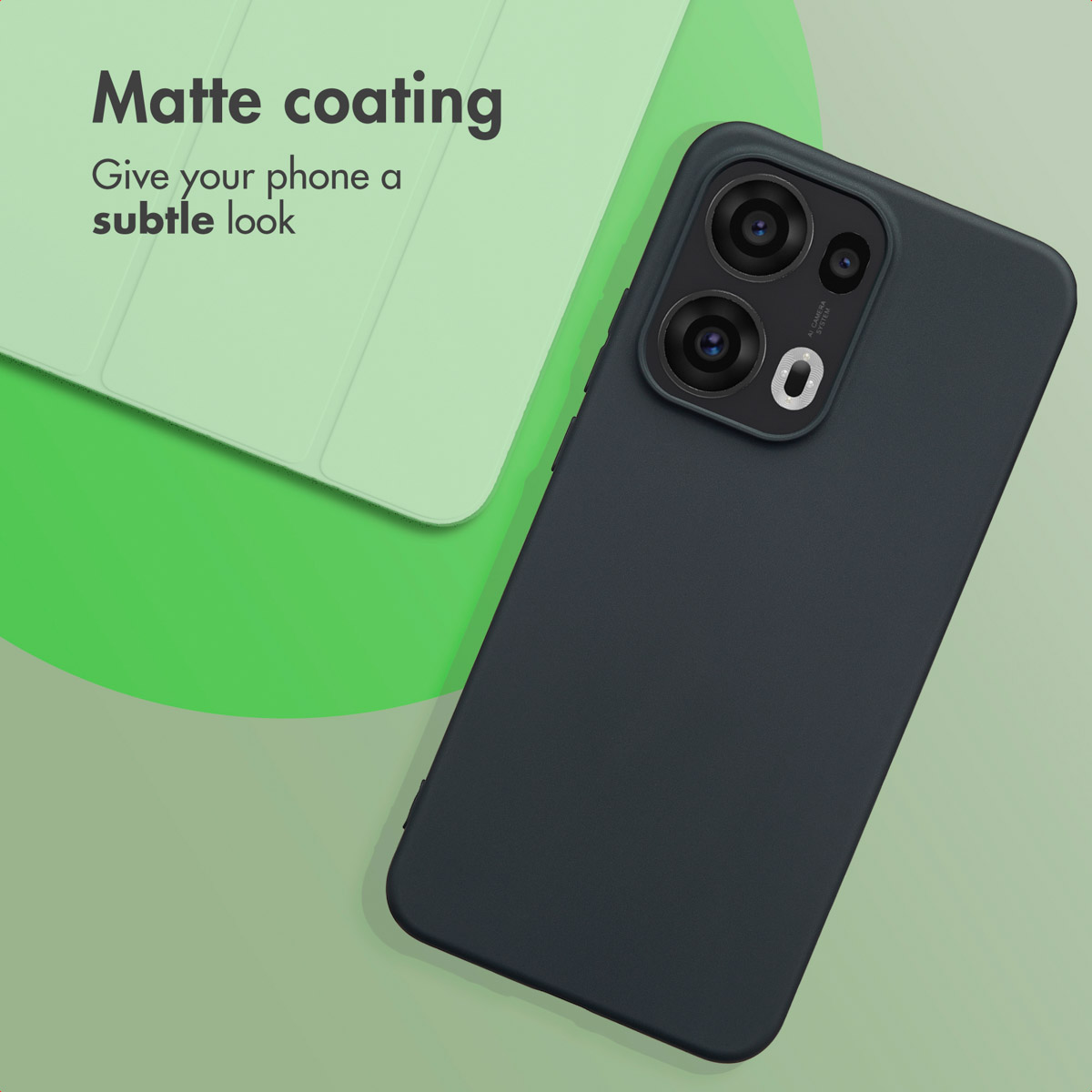 Un teléfono inteligente con funda mate oscura sobre un fondo verde.