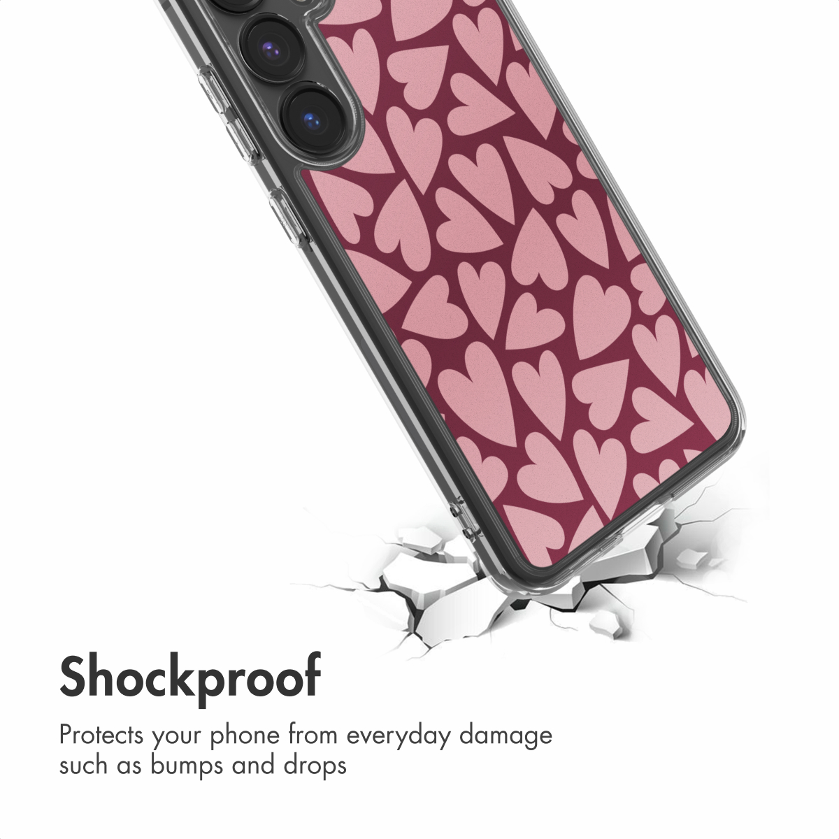 Una funda de móvil con corazones rosados sobre fondo oscuro en una superficie blanca agrietada.