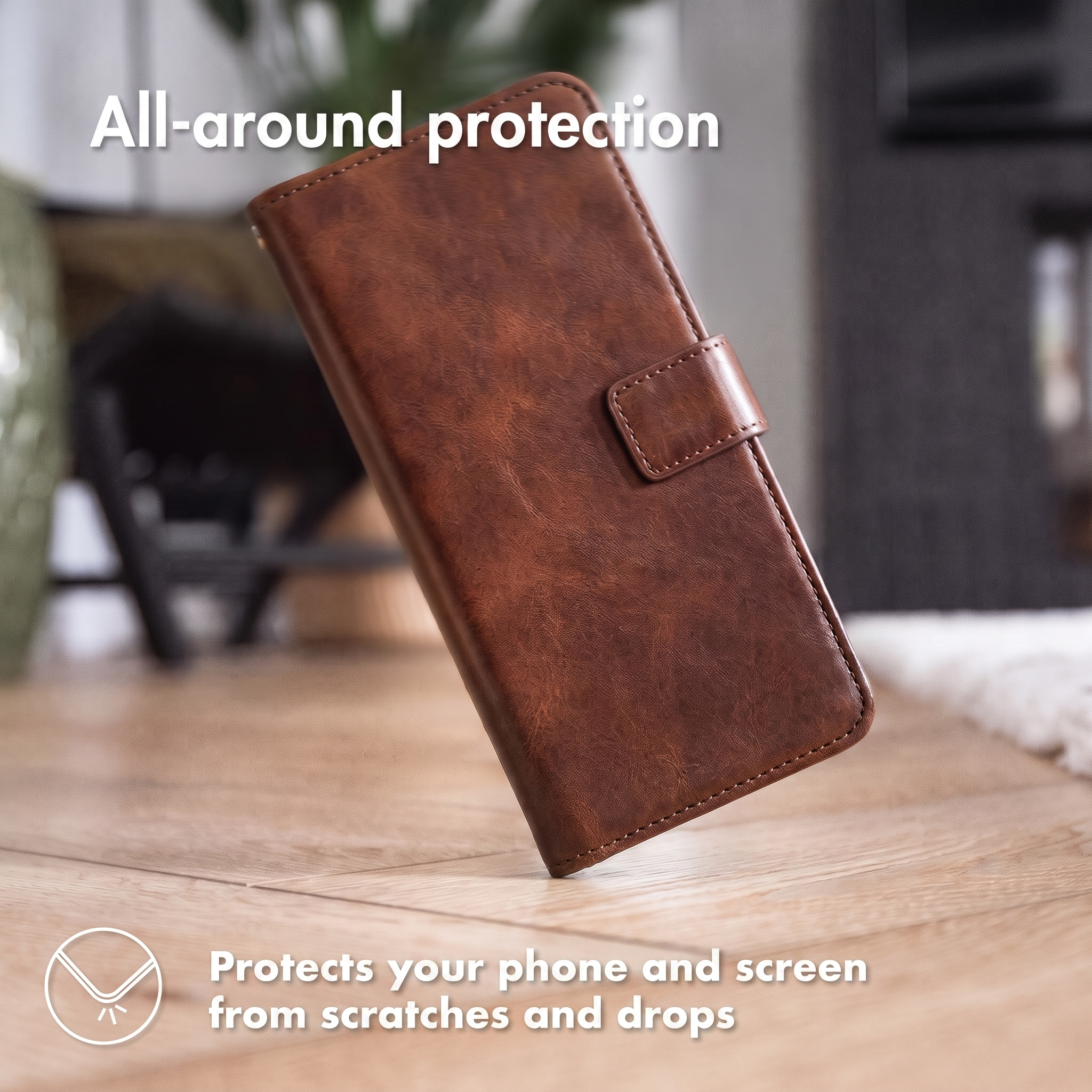 Un étui de smartphone en cuir marron posé sur un sol en bois, avec du texte.