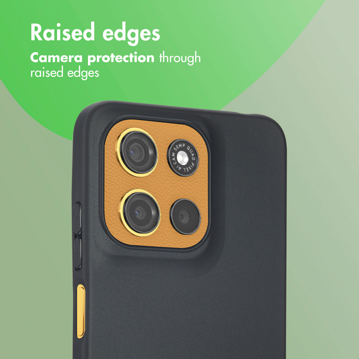 Funda de móvil negra con marco de cámara dorado y protección de bordes elevados sobre fondo verde.