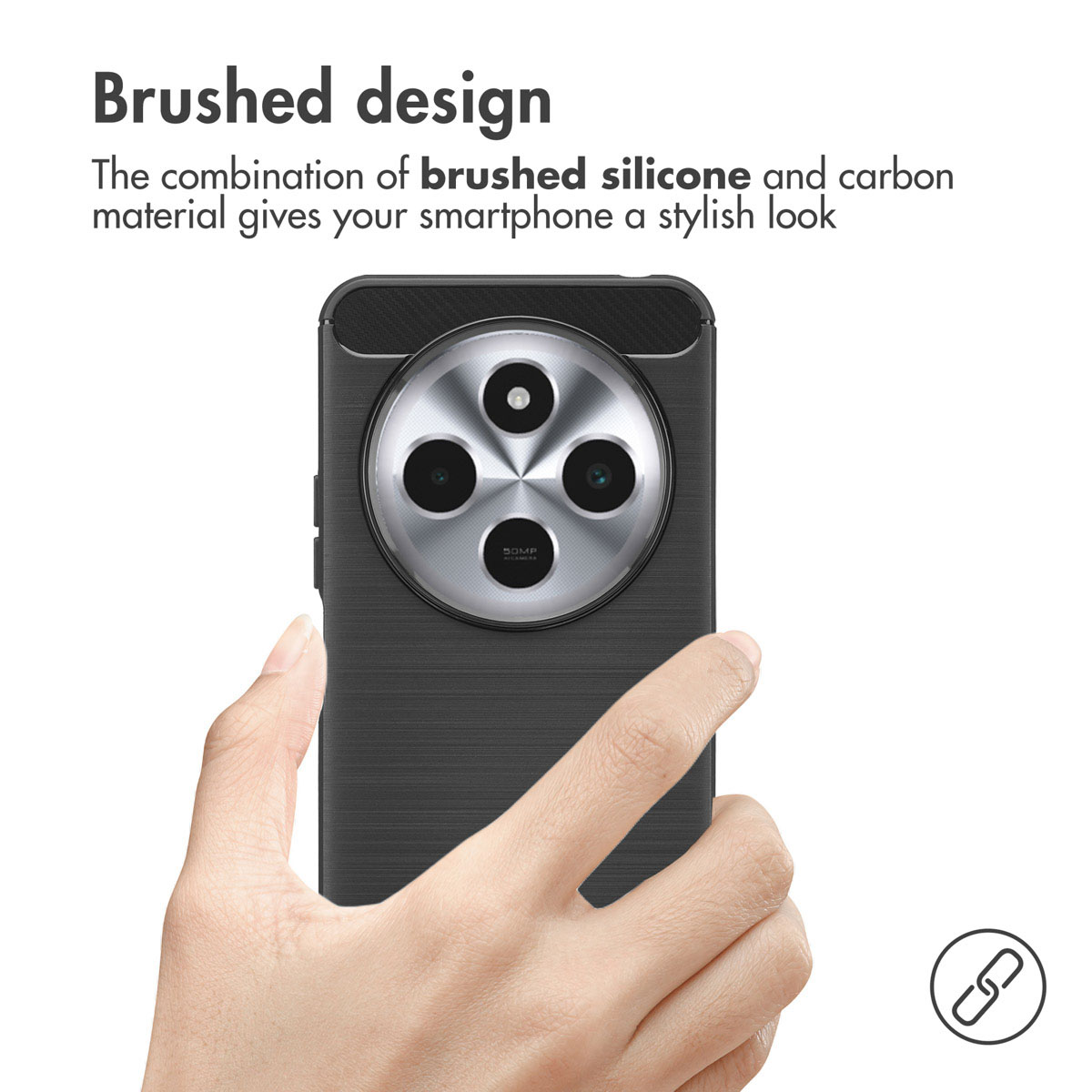 Mano sosteniendo un smartphone negro con silicona cepillada y diseño de carbono y gran cámara redonda.