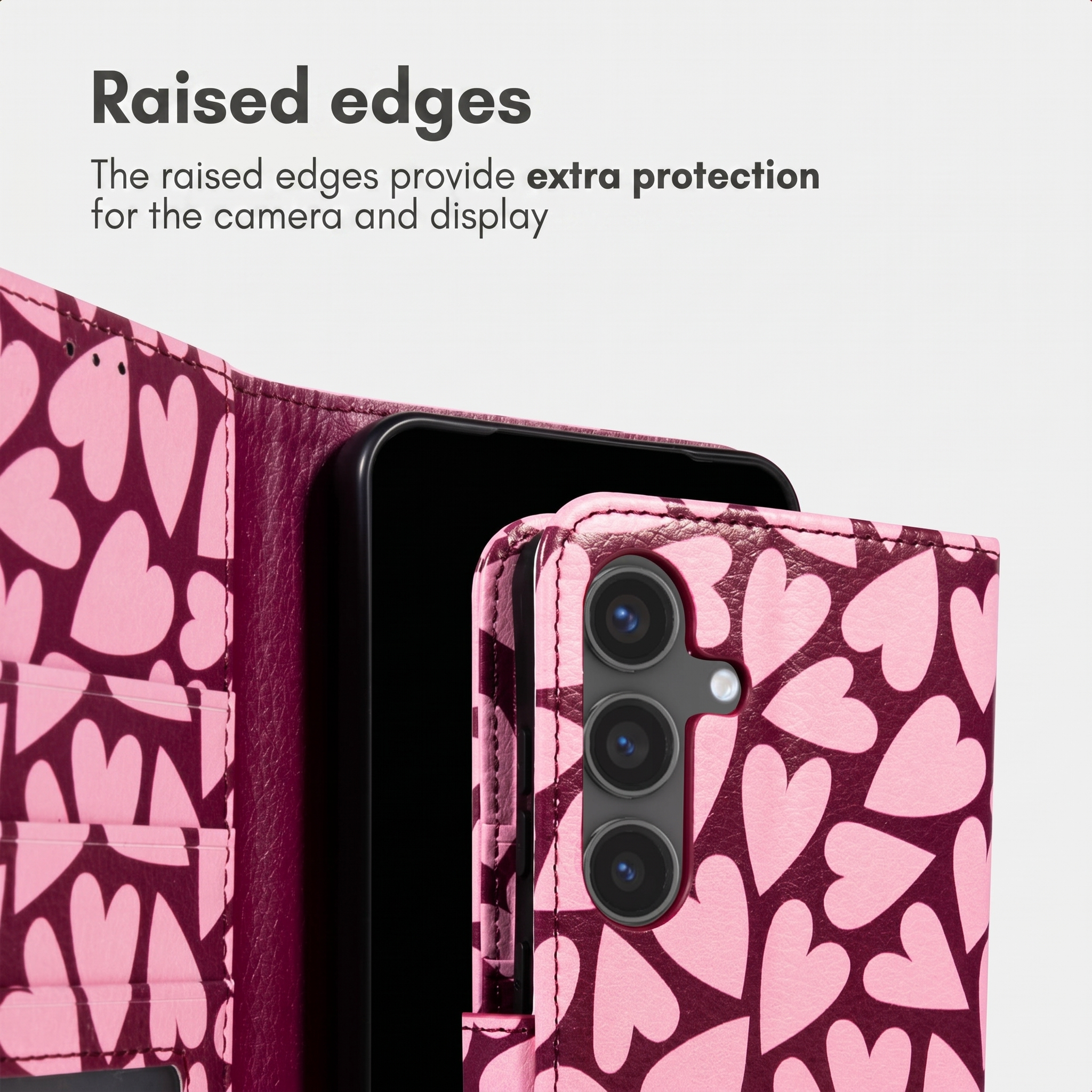 Roze en donkerrode hartjes telefoonhoes toont camerauitsnede en tekst over opstaande randen.