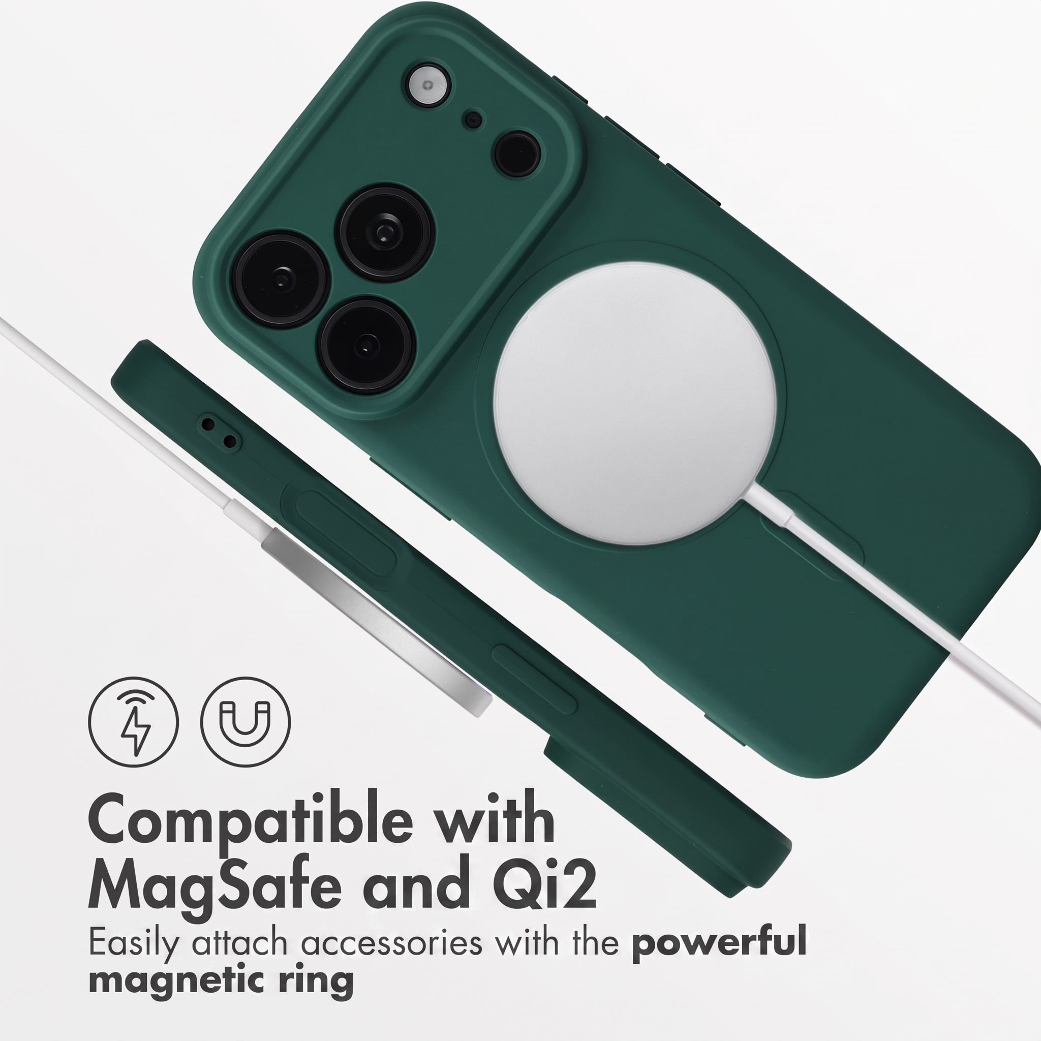 Custodia verde per smartphone con anello MagSafe e cavo di ricarica bianco su sfondo chiaro.