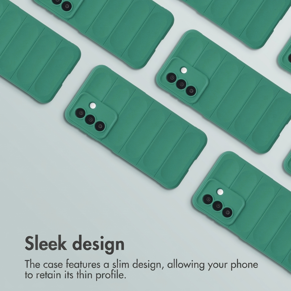 Varias fundas verdes para smartphones con diseño acolchado y abertura para cámara sobre fondo claro.