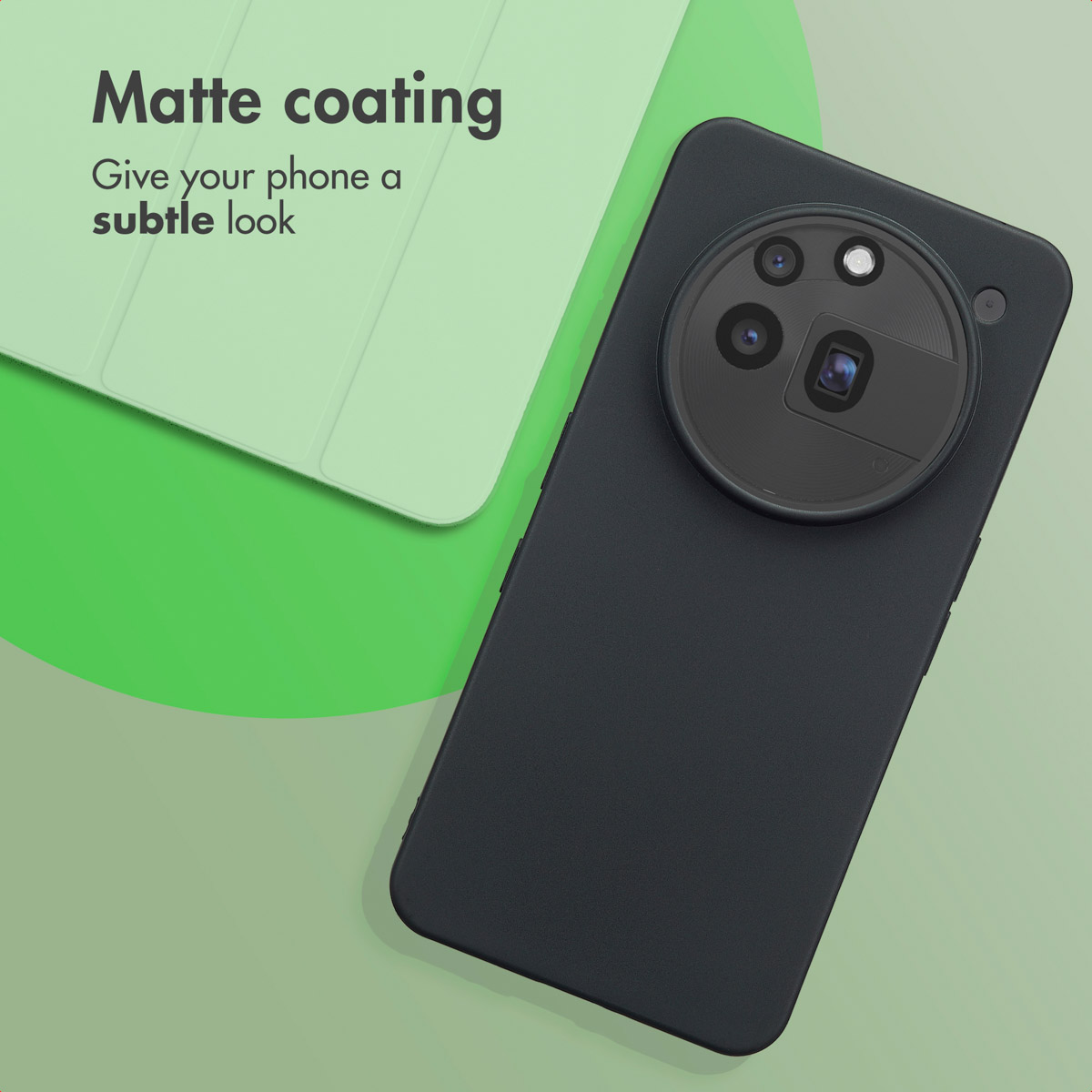 Un teléfono negro con funda mate y gran módulo de cámara circular sobre un fondo verde claro.