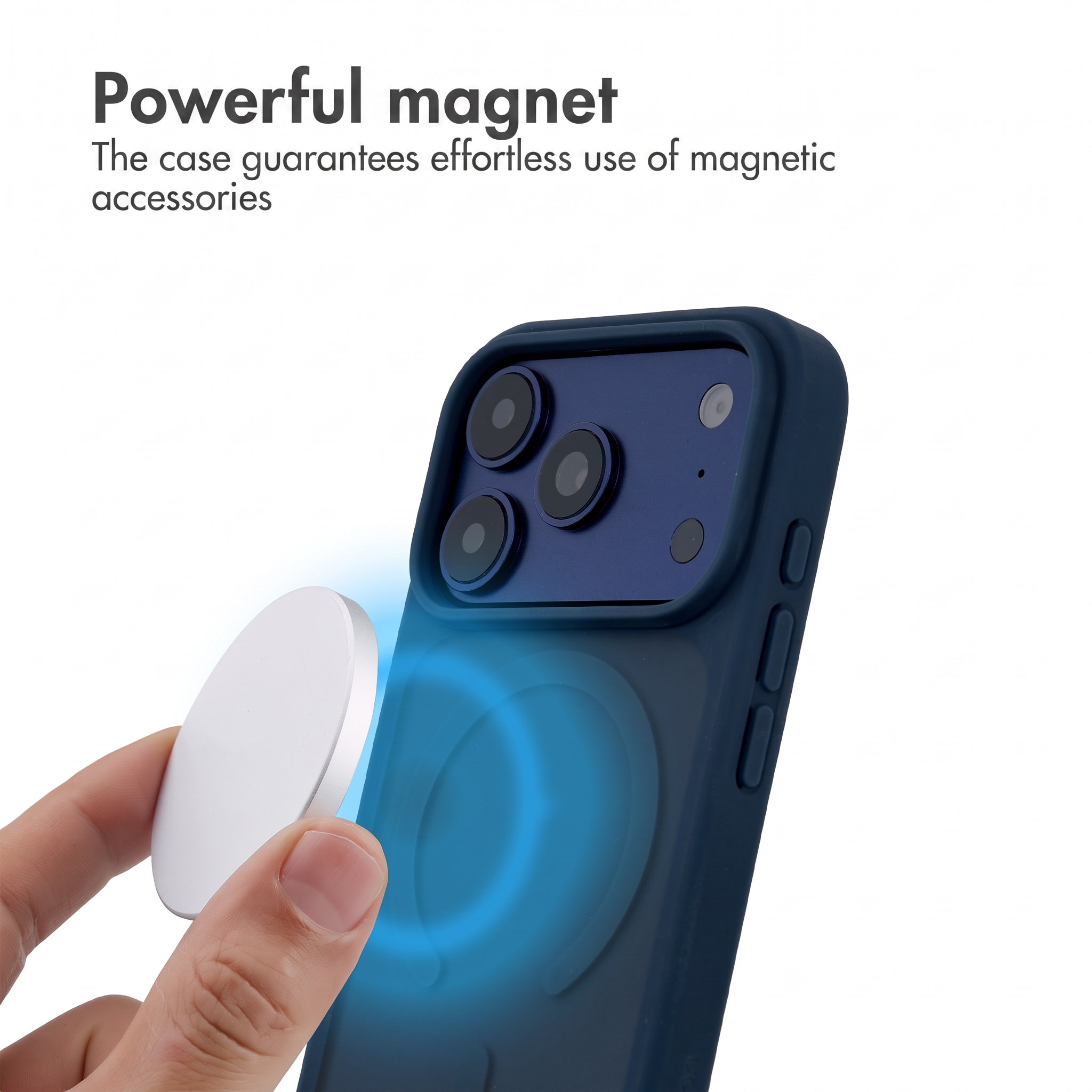 Una mano tiene un accessorio magnetico vicino a una cover blu scuro su sfondo bianco.