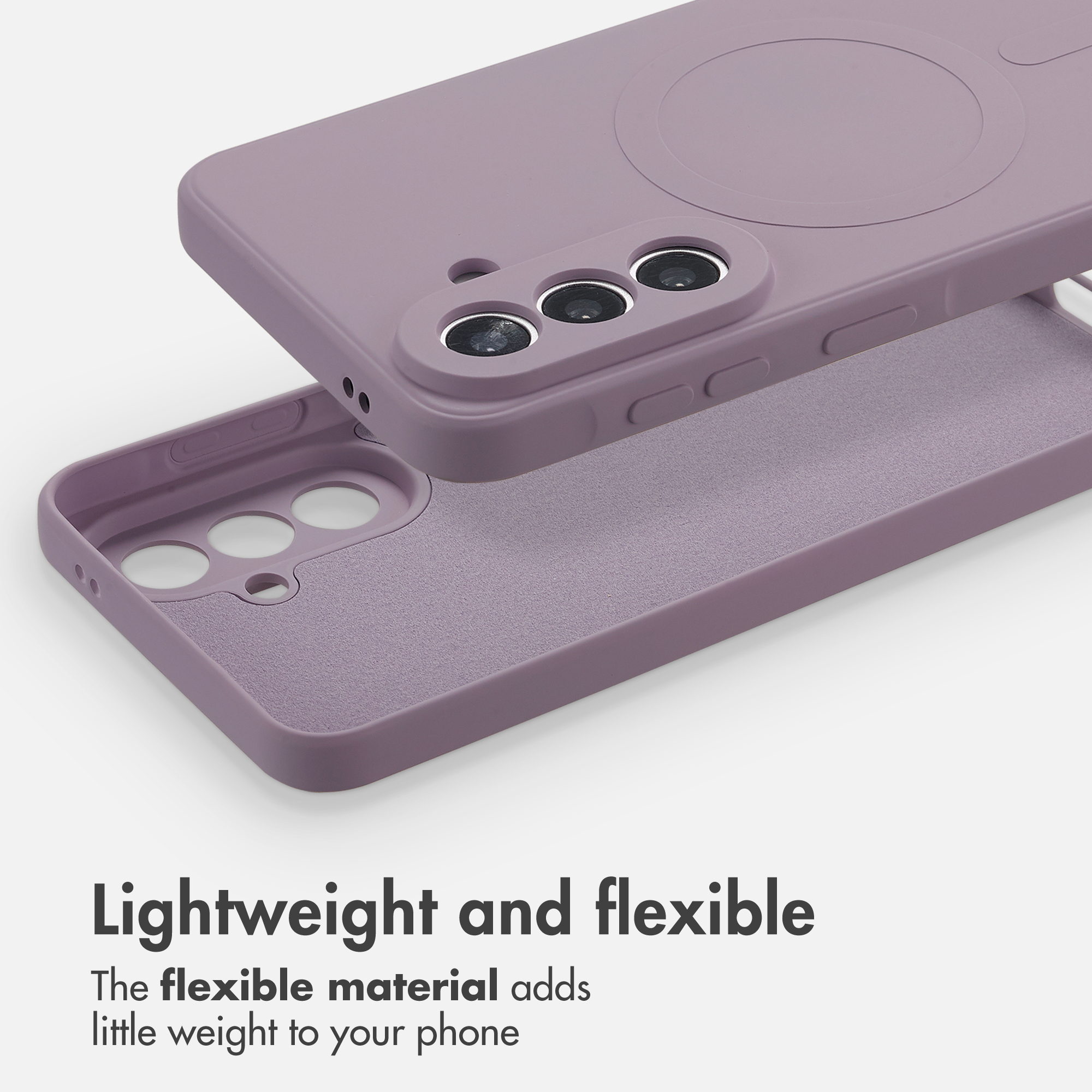 Une coque de téléphone en silicone violette vue de dos et de l'intérieur sur fond blanc.