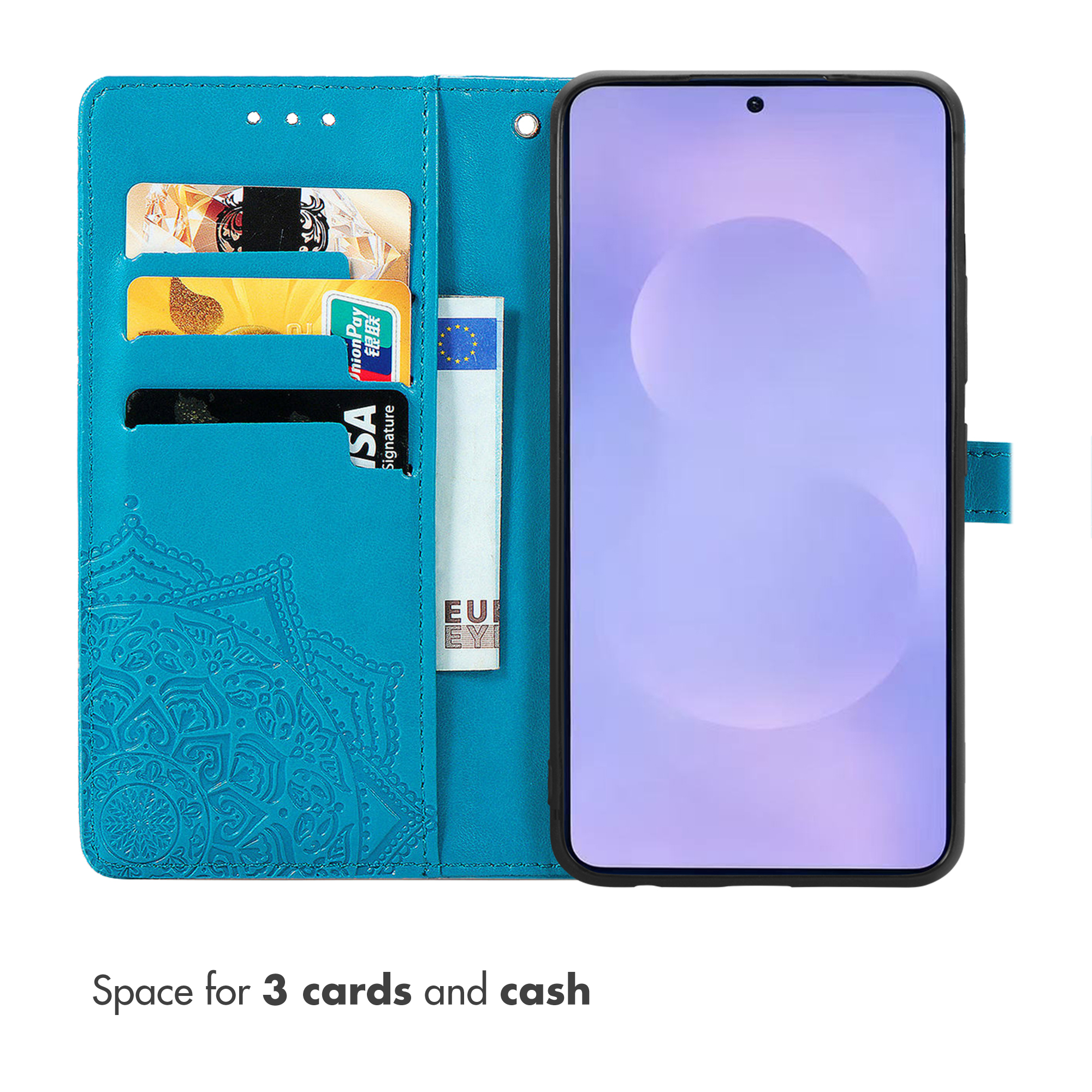 Funda de cuero turquesa con ranuras para tres tarjetas y dinero, junto a un smartphone con pantalla morada.