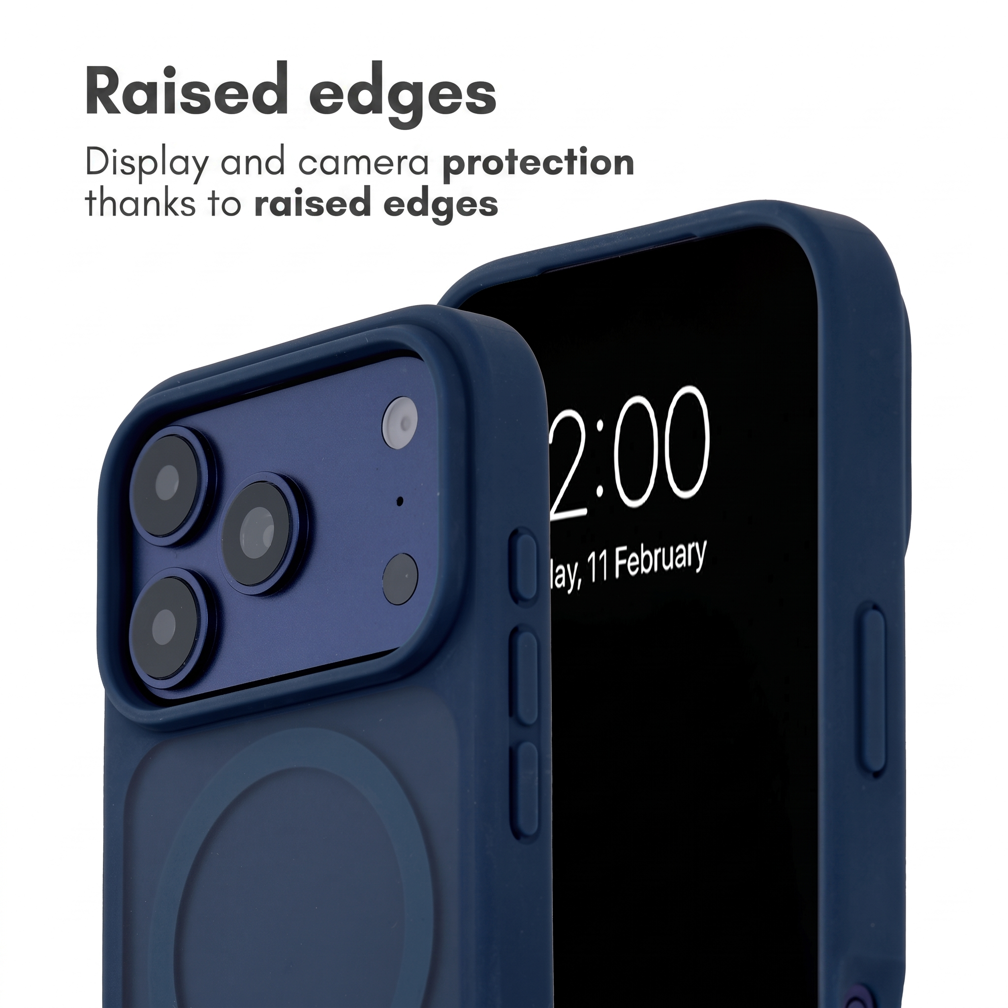 Una cover blu per smartphone con bordi rialzati per proteggere schermo e fotocamera, con testo descrittivo.