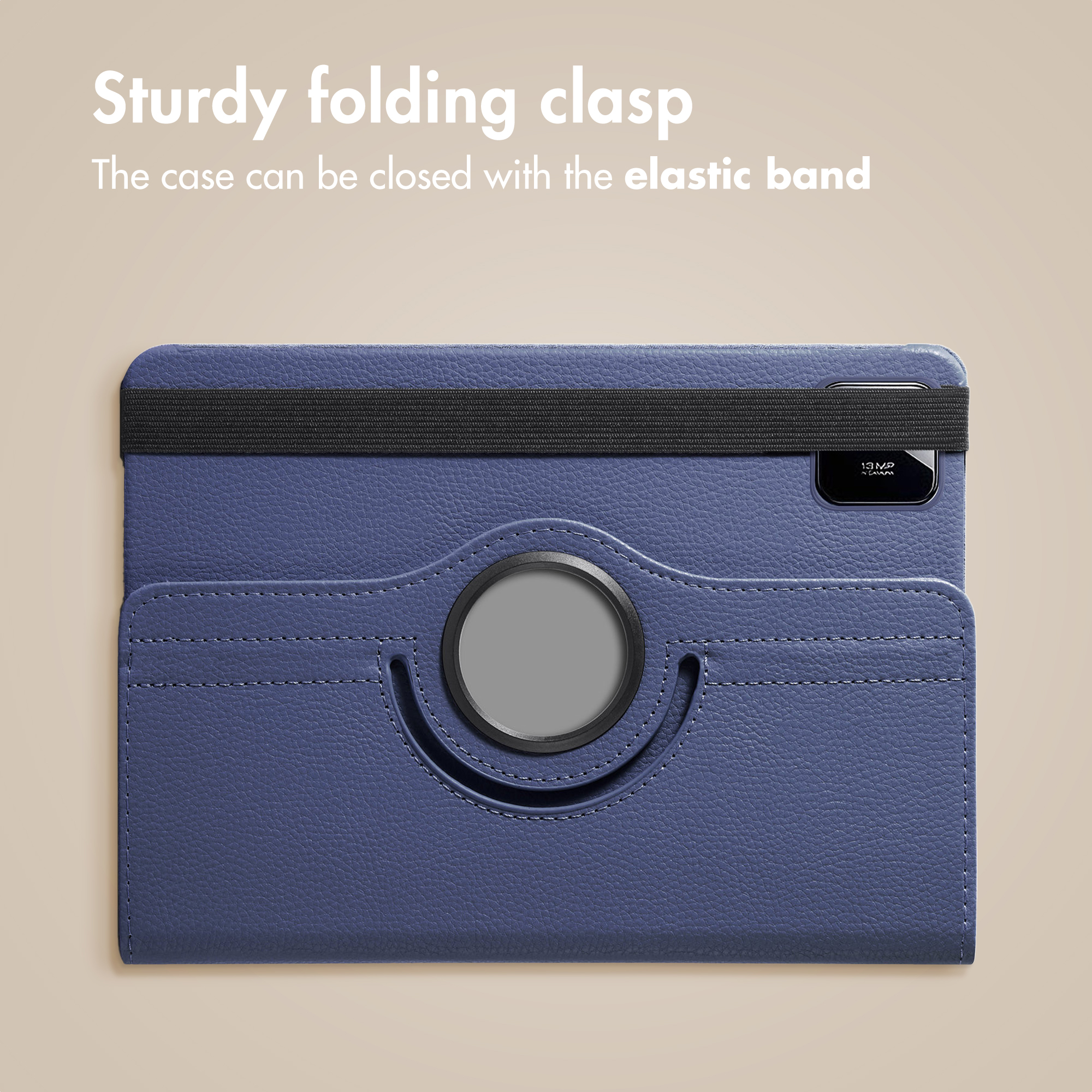 Blauwe leren tablethoes met zwarte elastische band en ronde standaard op beige.