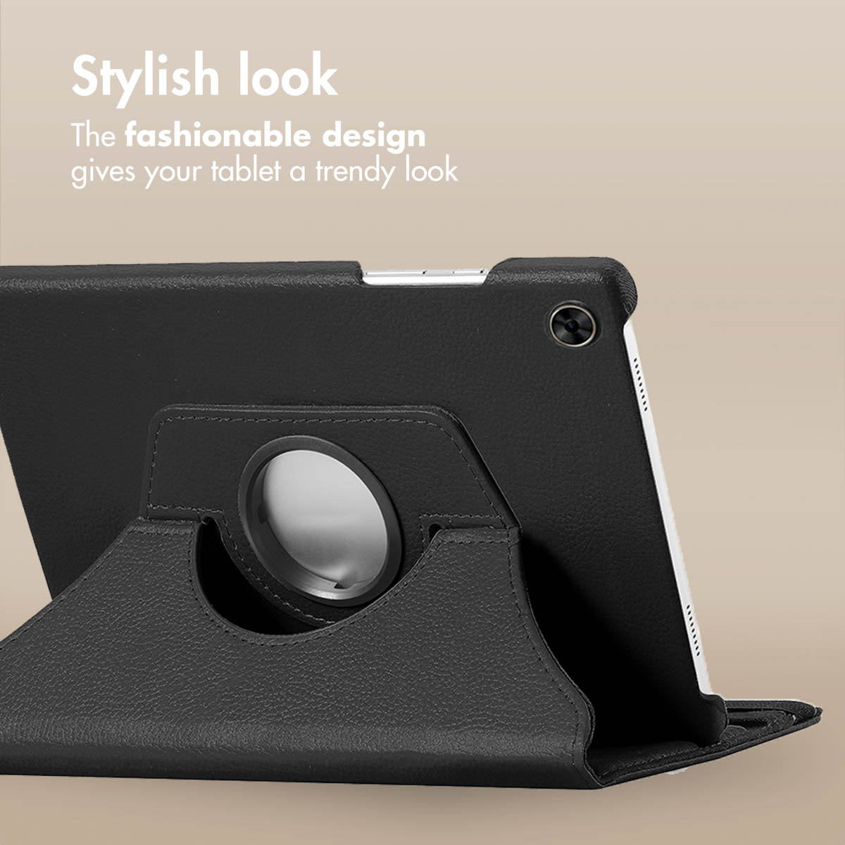 Une tablette noire dans un étui en cuir avec support intégré sur fond beige.